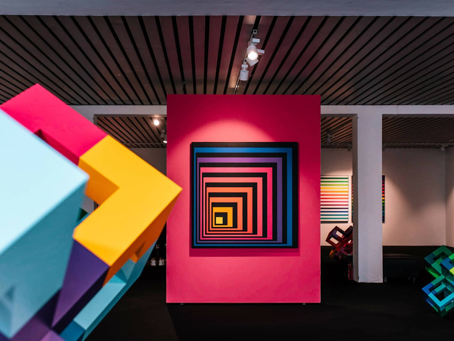Verschiedene bunte Kunstexemplare in der Affenfaust-Galerie in Hamburg.