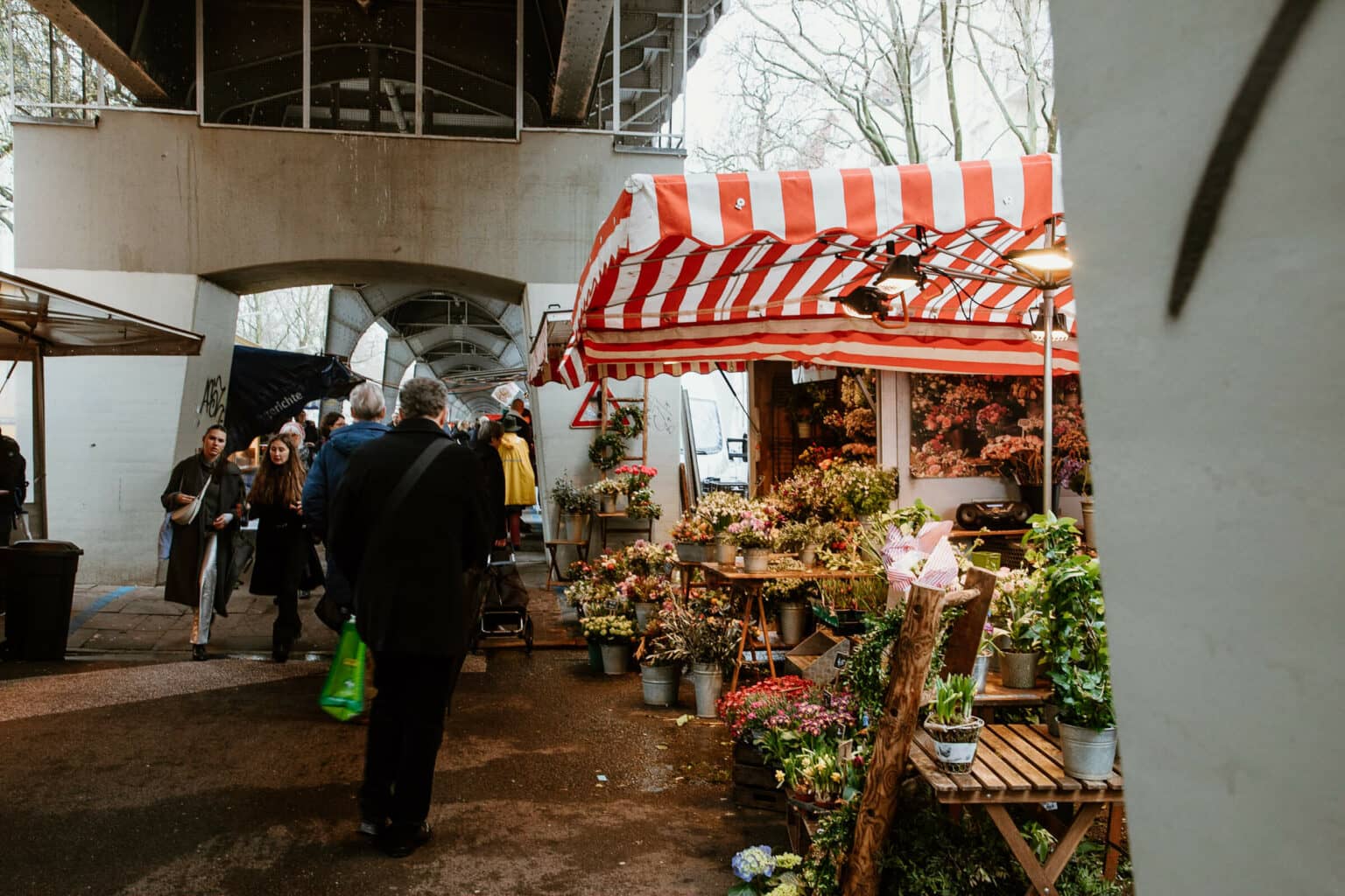 Ungewöhnlicher Spot: Der Isemarkt unter der U3. 