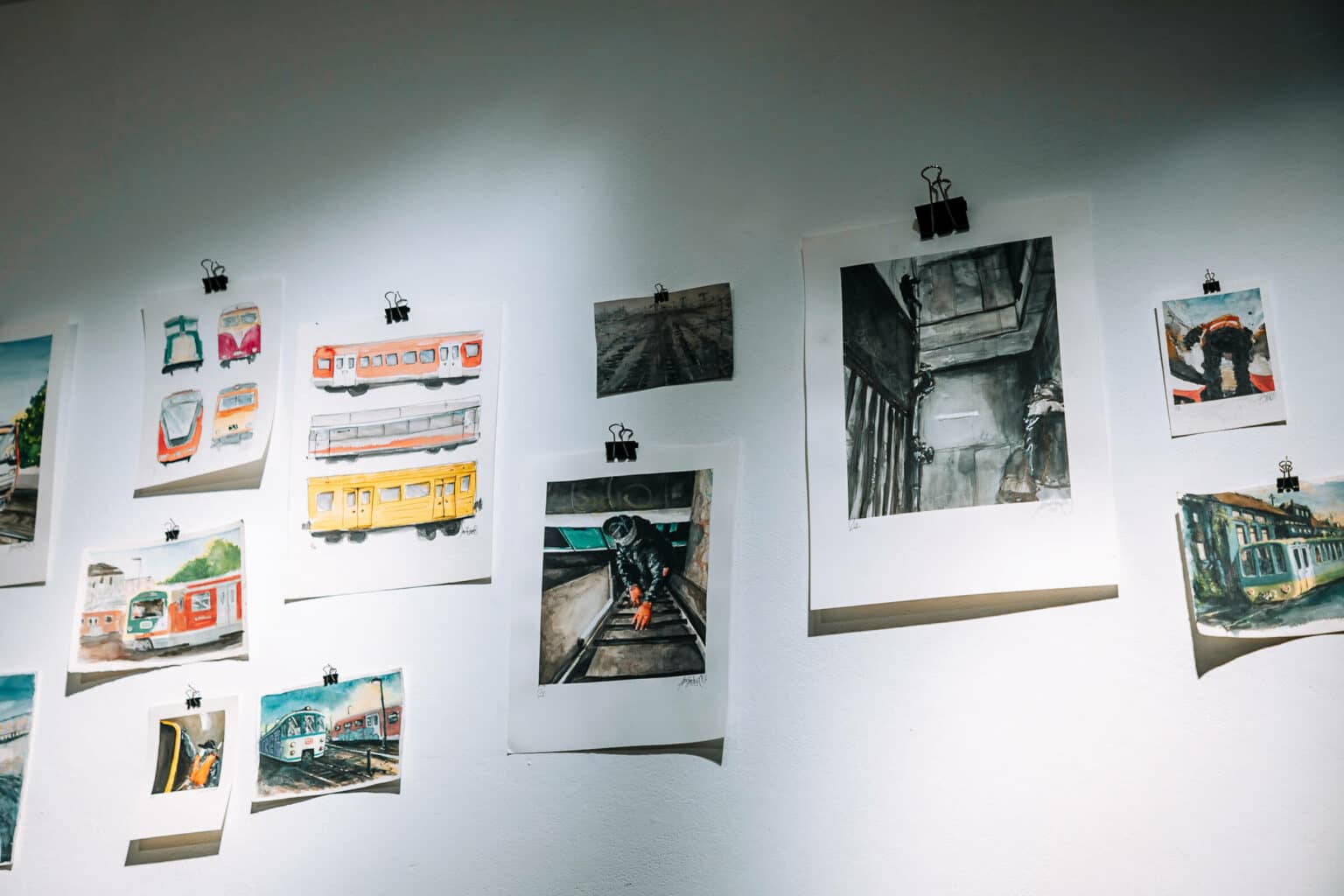 Charity-Event in der K-OZ Galerie: Kunstinteressierte Besucher drängen sich um die Werke verschiedener Hamburger Street Artists. 