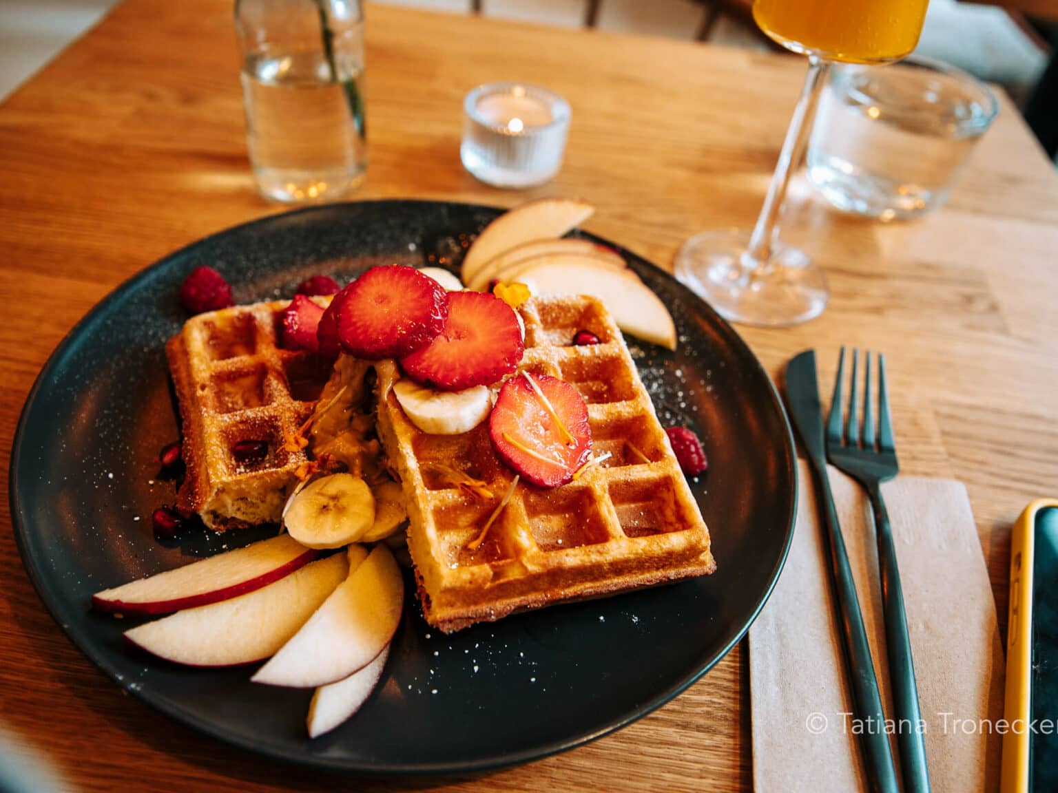 Zwei Waffeln mit Obst auf einem Teller im Mimosa Brunch Club in Hamburg.