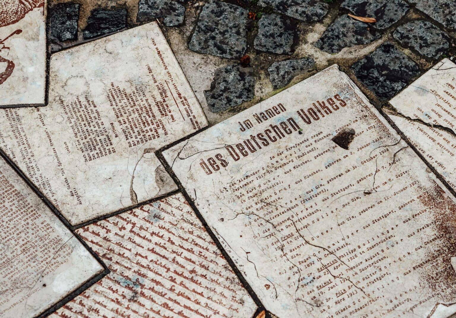Im Lichthof der LMU warfen die Geschwister Scholl die Flugblätter über die Mauer.