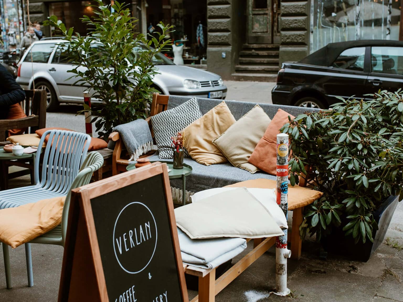 Eine Sitzlounge im Freien des Café Verlan in Hamburg.