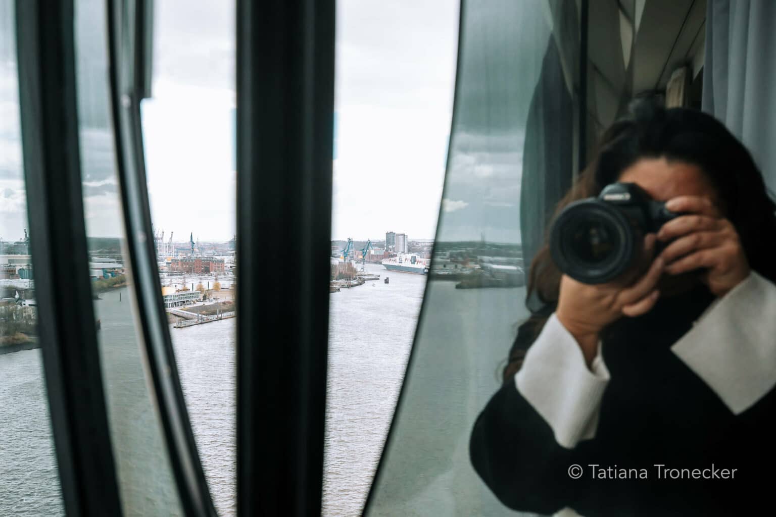 Hoch oben: Beeindruckende Aussichten auf den Hamburger Hafen.