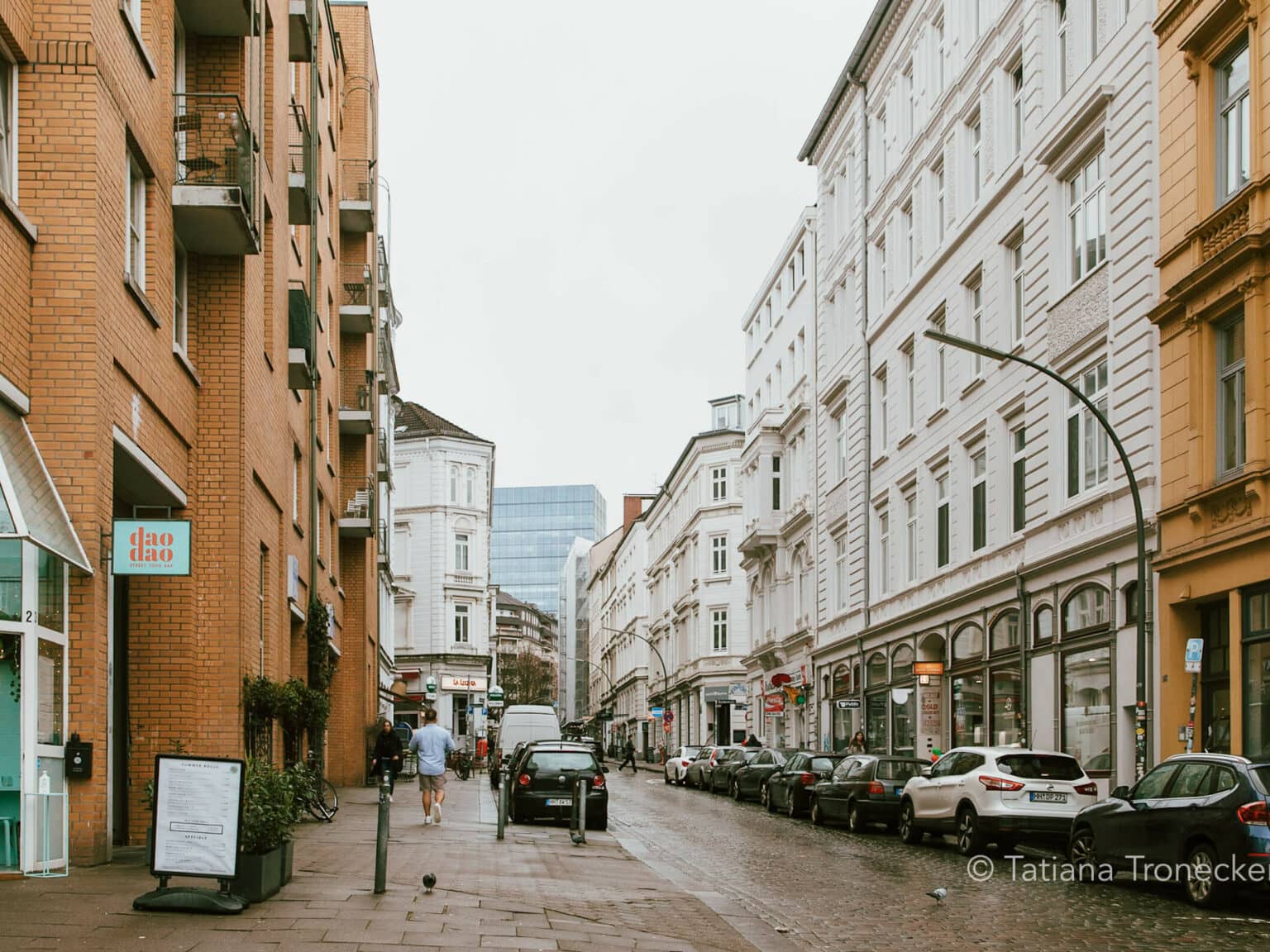 Die Wexstraße in Hamburg mit weißen und backsteinfarbenen Häusern. in Hamburg.