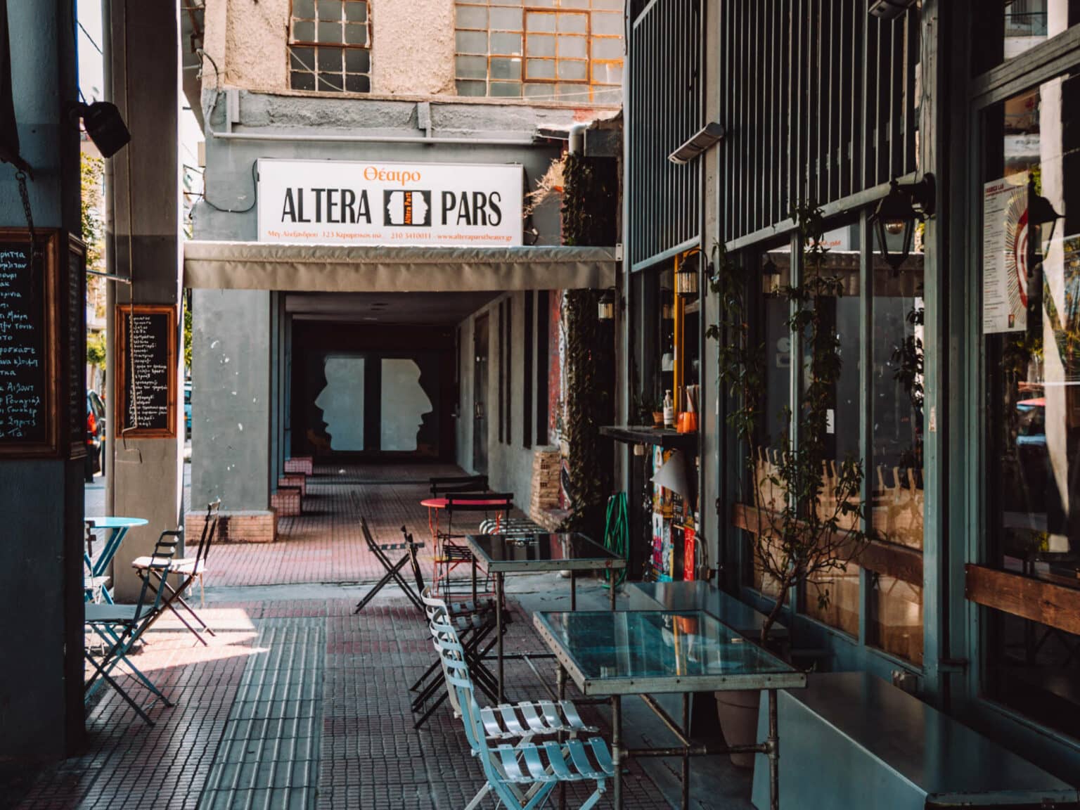 Tische und Stühle vor einem Restaurant im Viertel Keramikos in Athen.