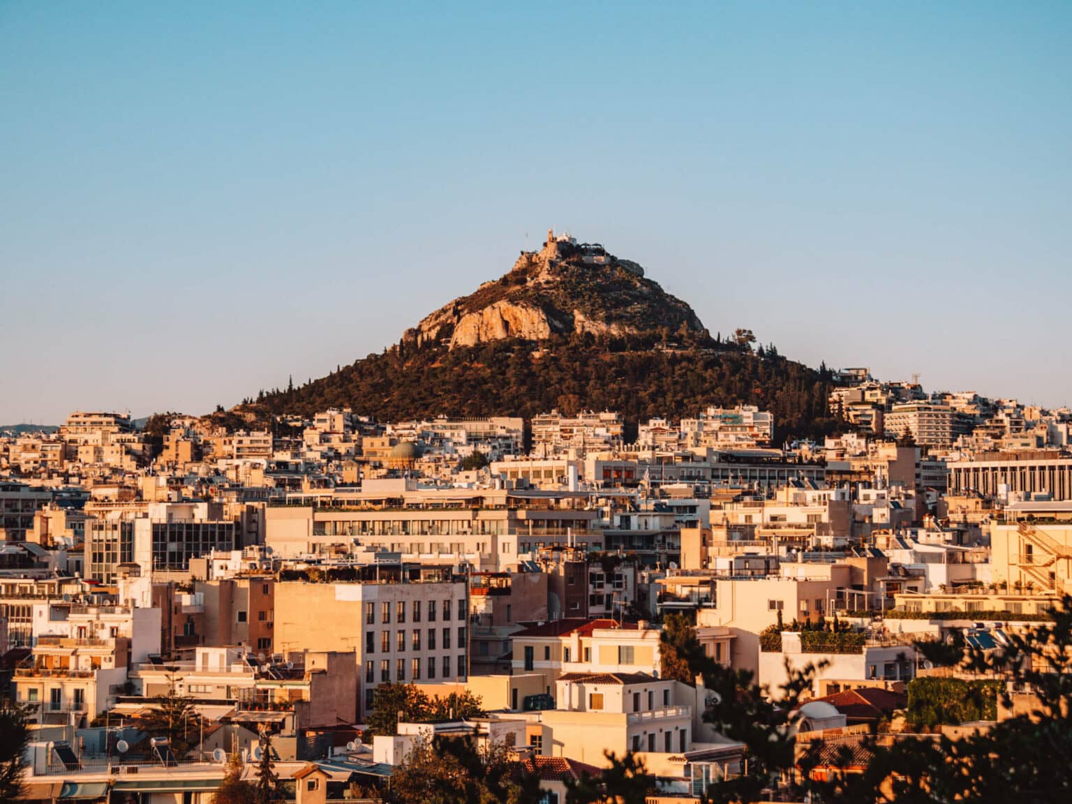 Blick über das Viertel Anafiotika auf den Lykabettus.