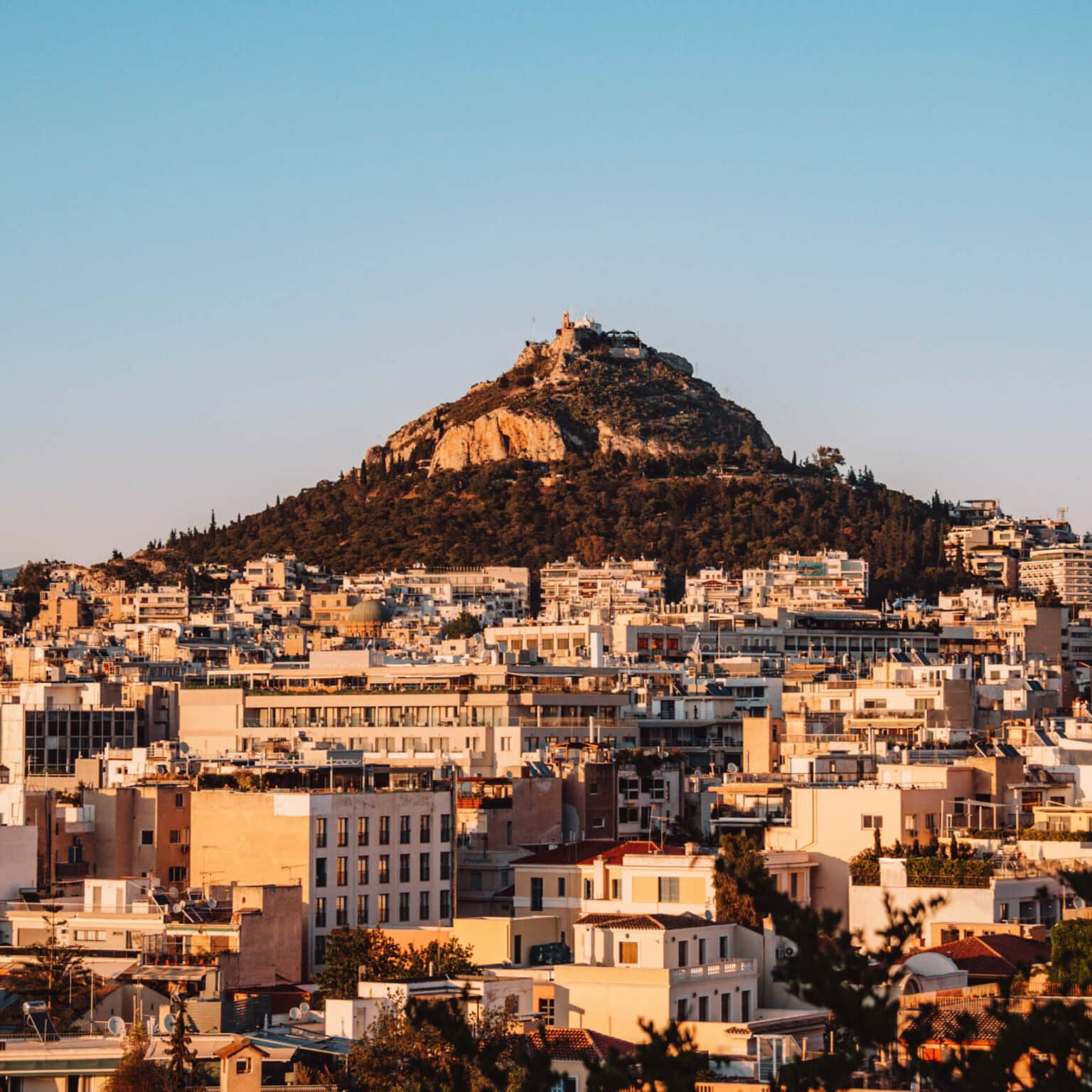 Blick über das Viertel Anafiotika auf den Lykabettus.