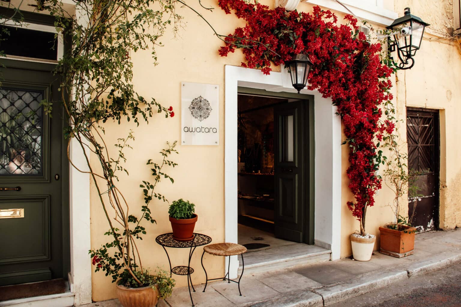 Von Frühjahr bis Herbst blüht die Bougainvillea in der Plaka.