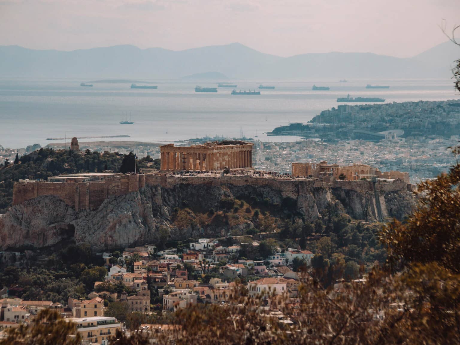 Blick vom Lykabettus Hügel auf die Akropolis und die Stadt Athen.