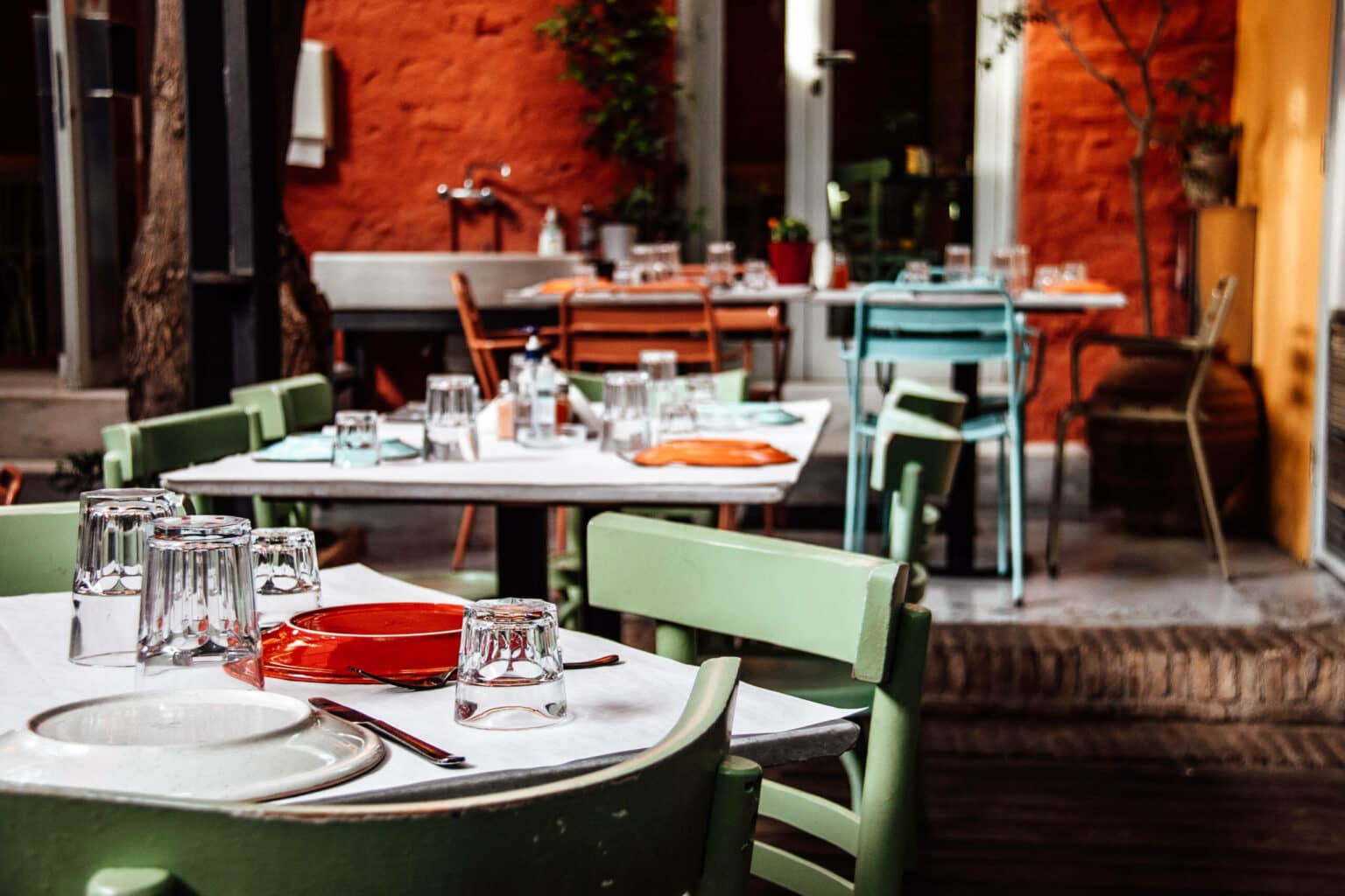 Der fröhlich bunte Innenhof des Yiantes Restaurant.