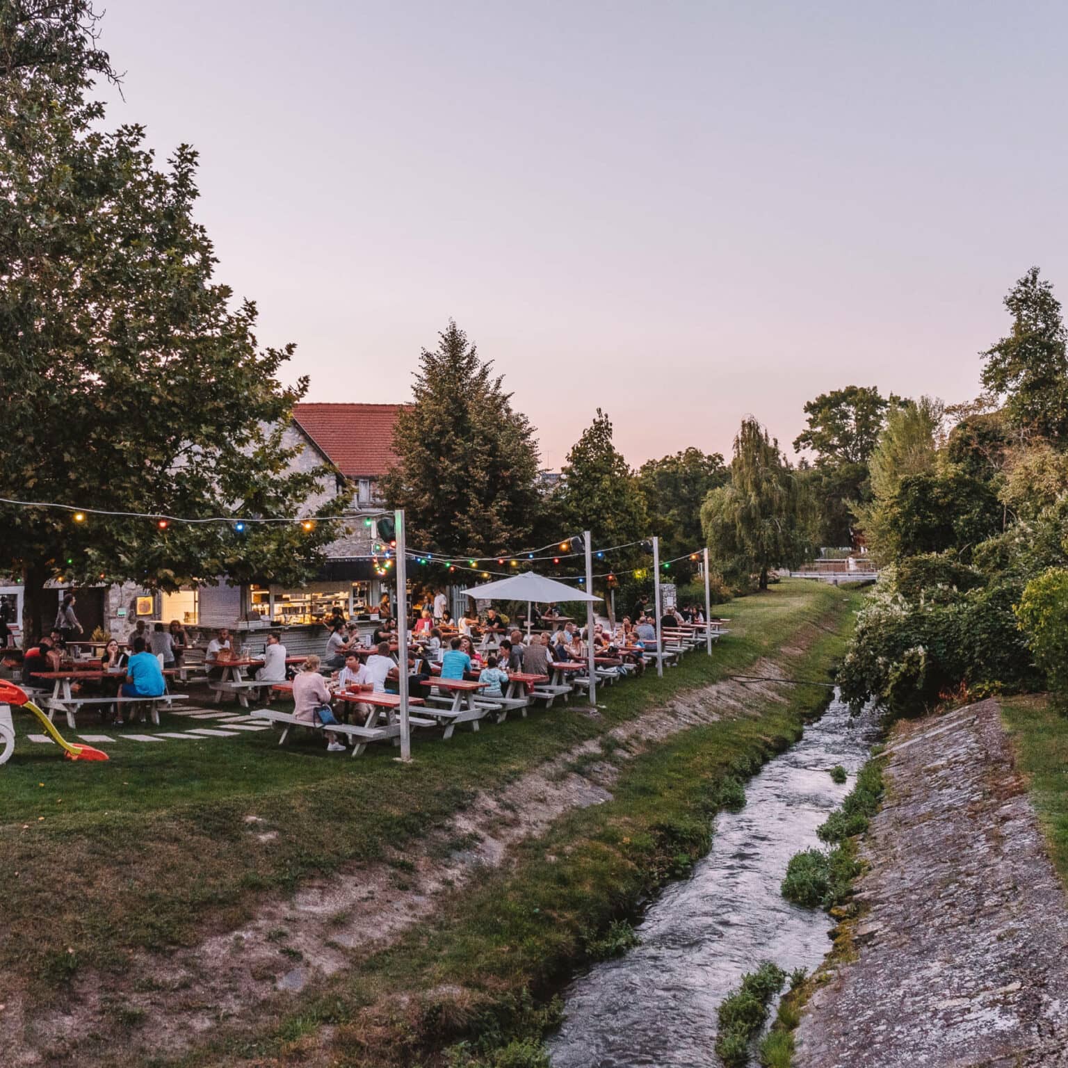 Das Restaurant Fricska liegt im ungarischen Veszprém idyllisch am Bach Séd und lädt zum Verweilen ein.