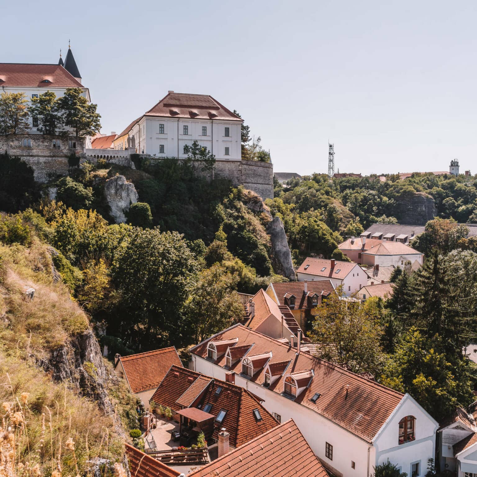 Die Burg von Veszprém in Ungarn thront über dem Städtchen.