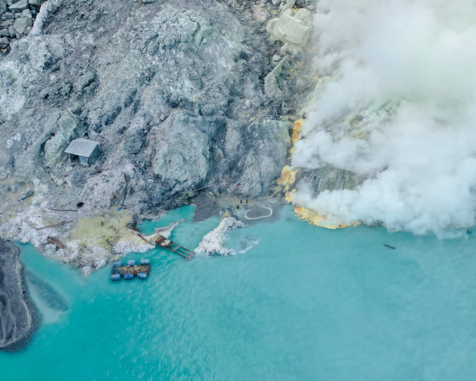Direkt neben dem Kratersee wird der Schwefel abgebaut. Normalerweise kann man dort auch runterwandern und nachts das „blaue Feuer“ beobachten.