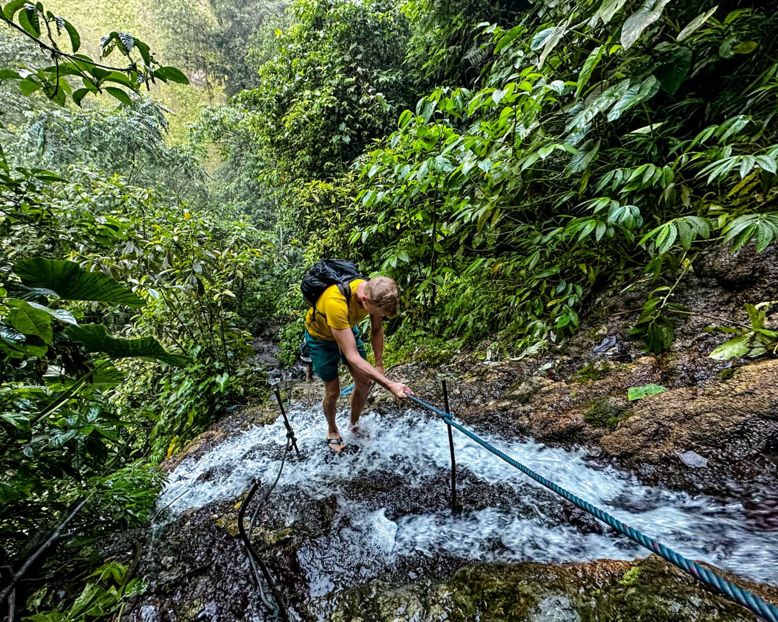 Wir hatten zum Klettern nur Flip-Flops und Sandalen an, festes Schuhwerk ist aber empfehlenswert. Man muss sich nur ein kurzes Stück abseilen, der restliche Weg besteht aus Treppen.
