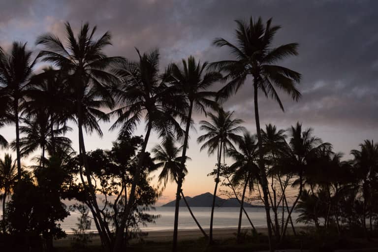 Der Strand vor dem Castaways Resort zum Sonnenaufgang.