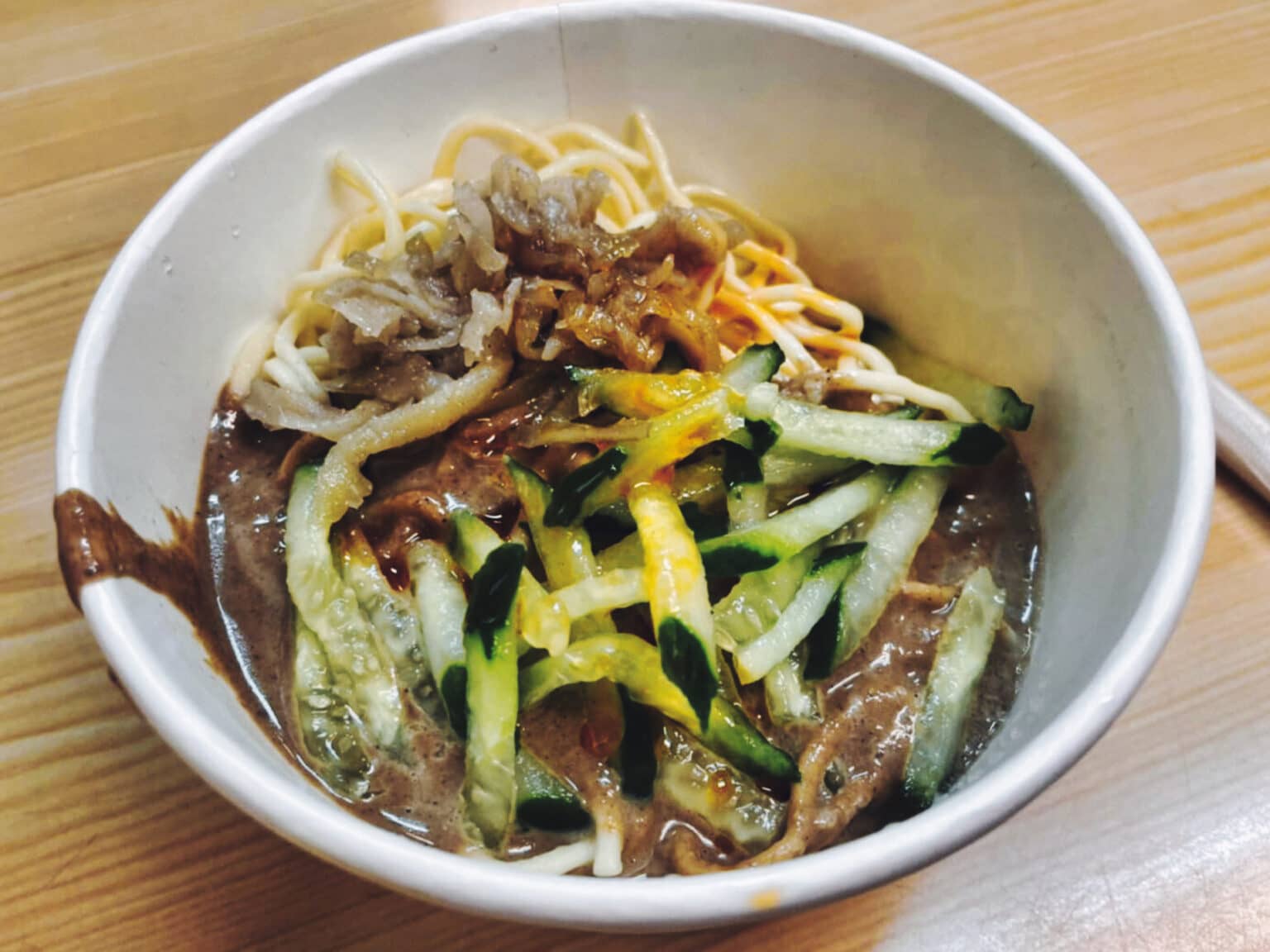 Eine Schüssel mit einem taiwanesischen Gericht namens Cold Noddles in Taipeh.