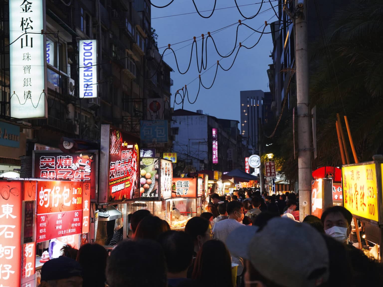 Menschen drängen sich durch den Shilin Nachtmarkt in Taipeh.