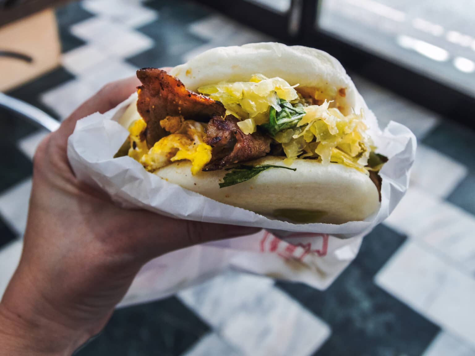 Eine traditionelle taiwanesische Spezialität Gua Bao vom Nachtmarkt in Taipeh.