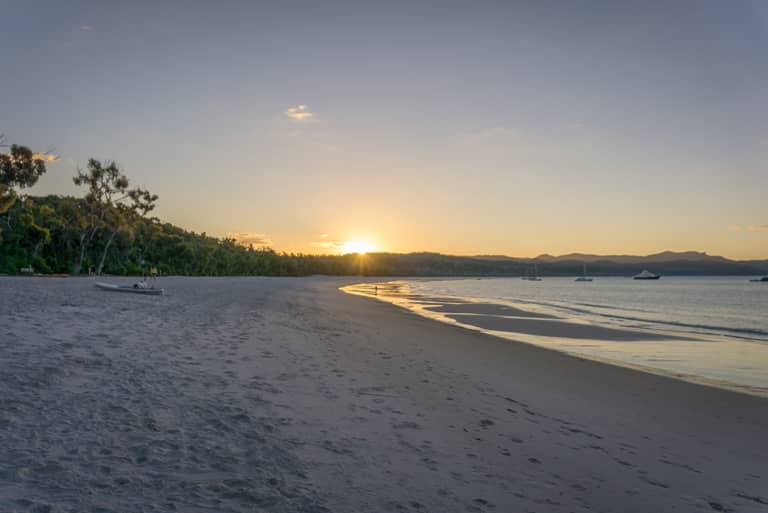 Sonnenuntergang am berühmten Whitehaven Beach.