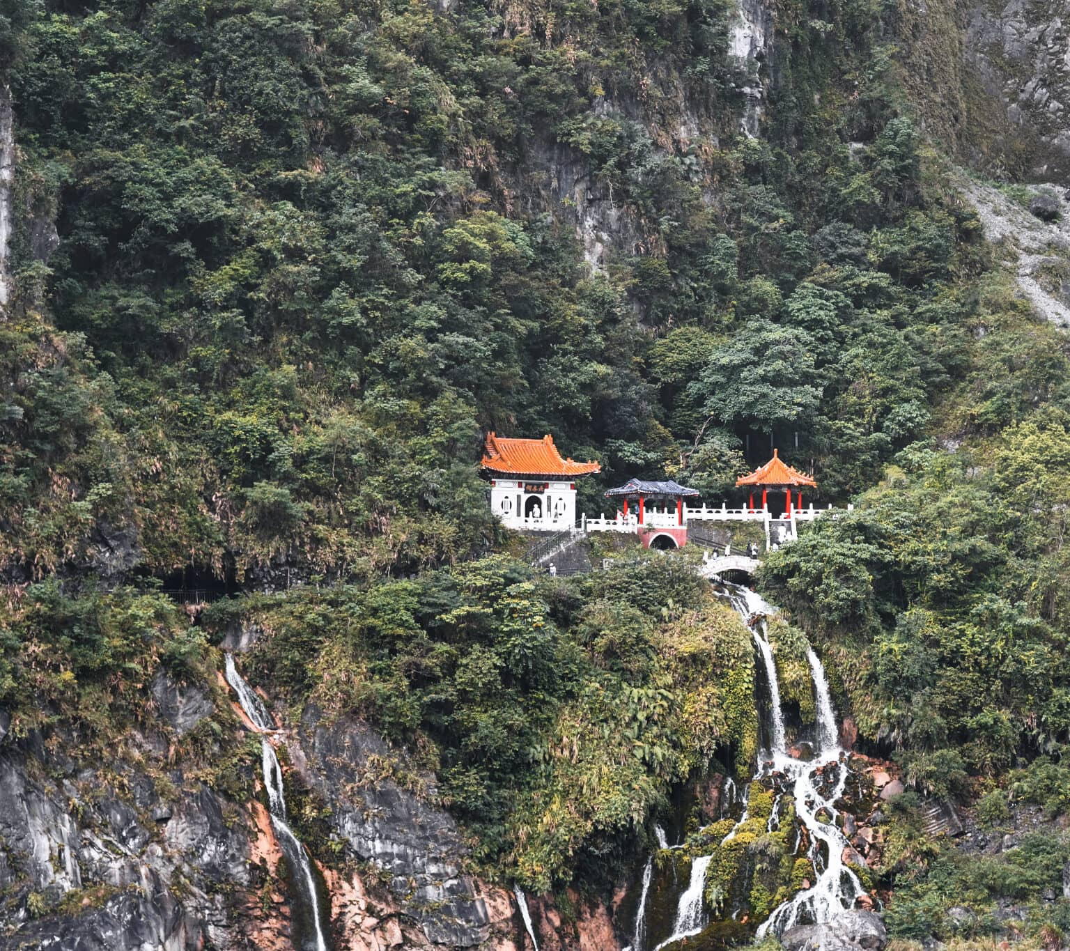 Ein Tempel eingebetet in den Bergen im Taroko Nationalpark in Taiwan