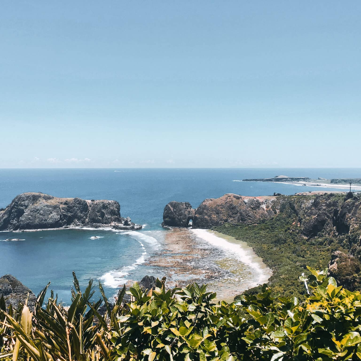Eine steinerne Bucht auf Green Island in Taiwan mit blauem Meer.