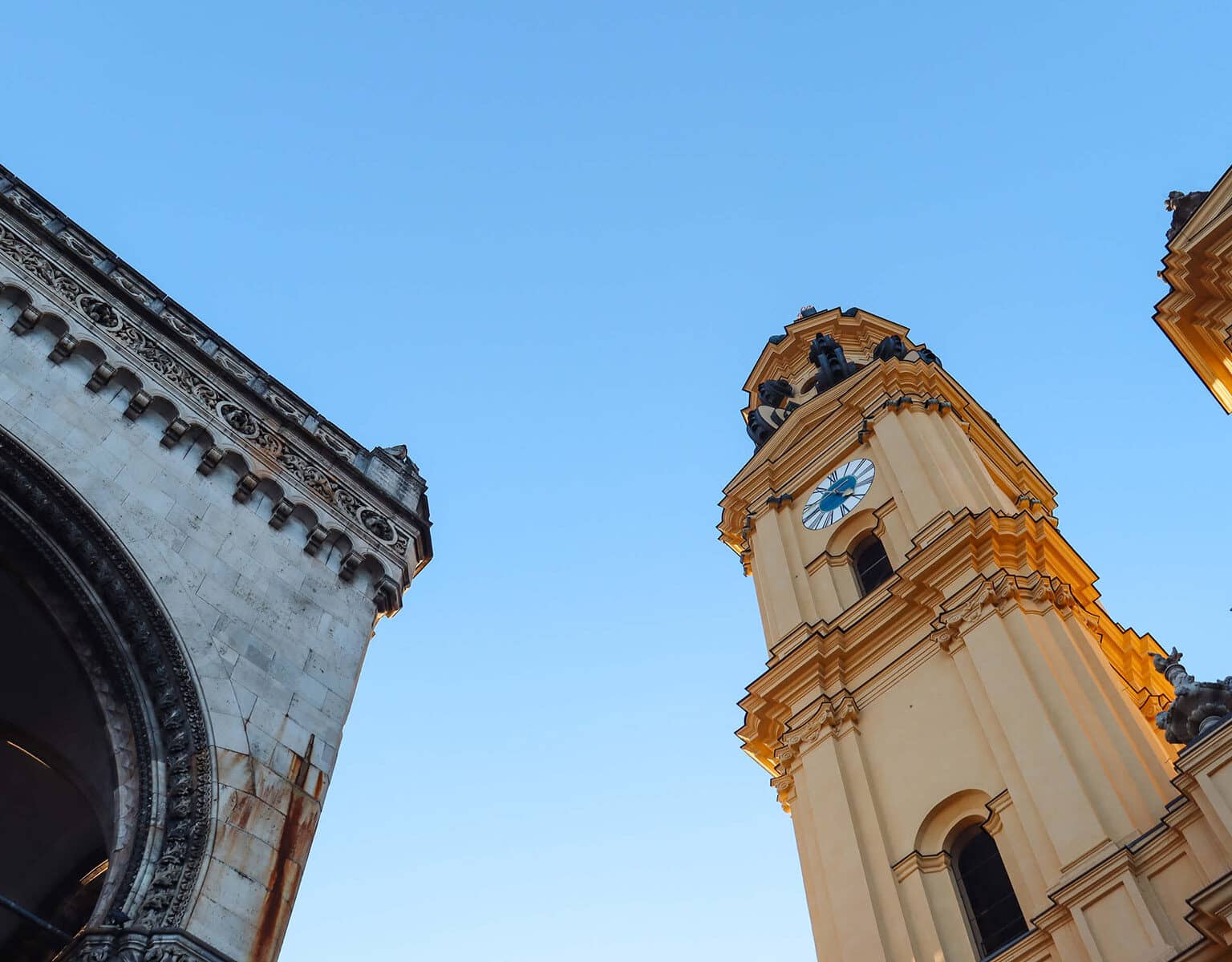 Blick auf die Theatinerkirche und die Feldherrenhalle in München,