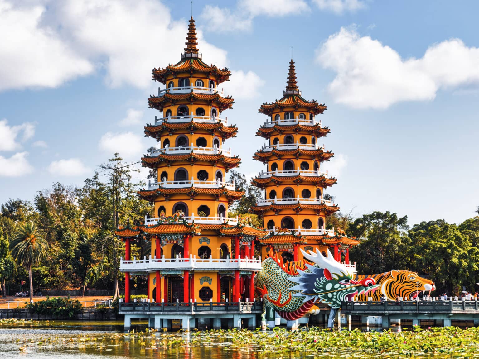 Zwei orangefarbene Pagoden mit einem Drachen und einem Tiger als Eingang in Taiwan.