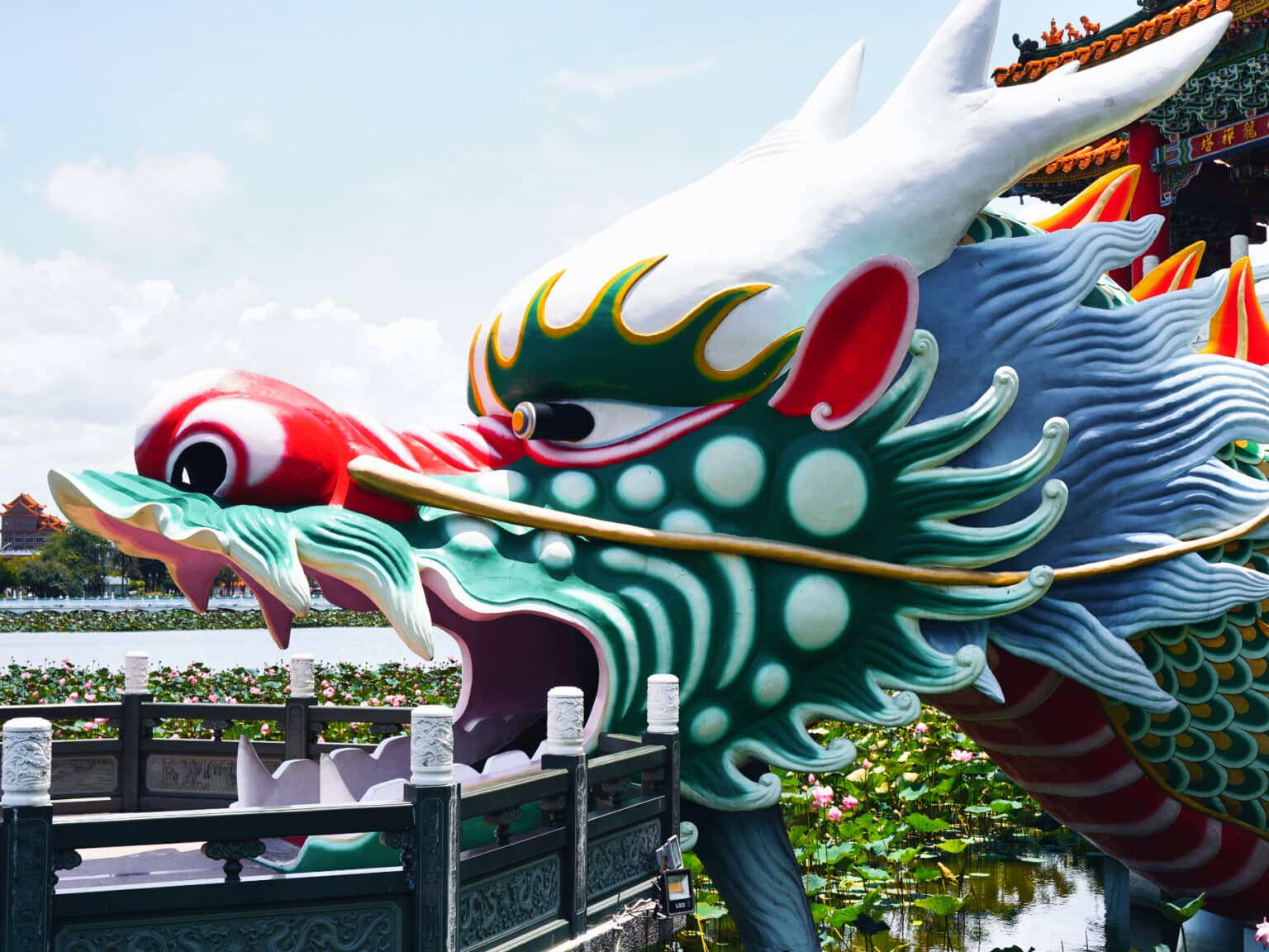 Eingang zur Pagode durch einen Drachenkopf am Lotus Teich in Taiwan.