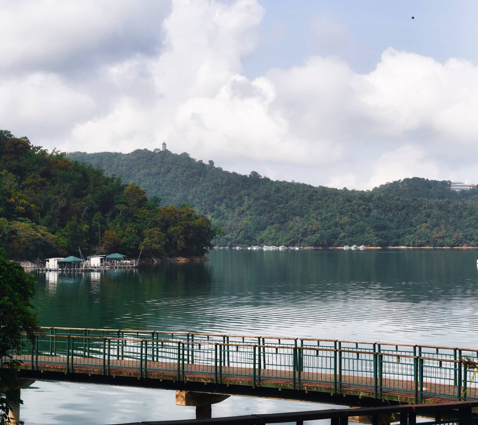 Eine Brücke über den Sun Moon Lake in Taiwan.