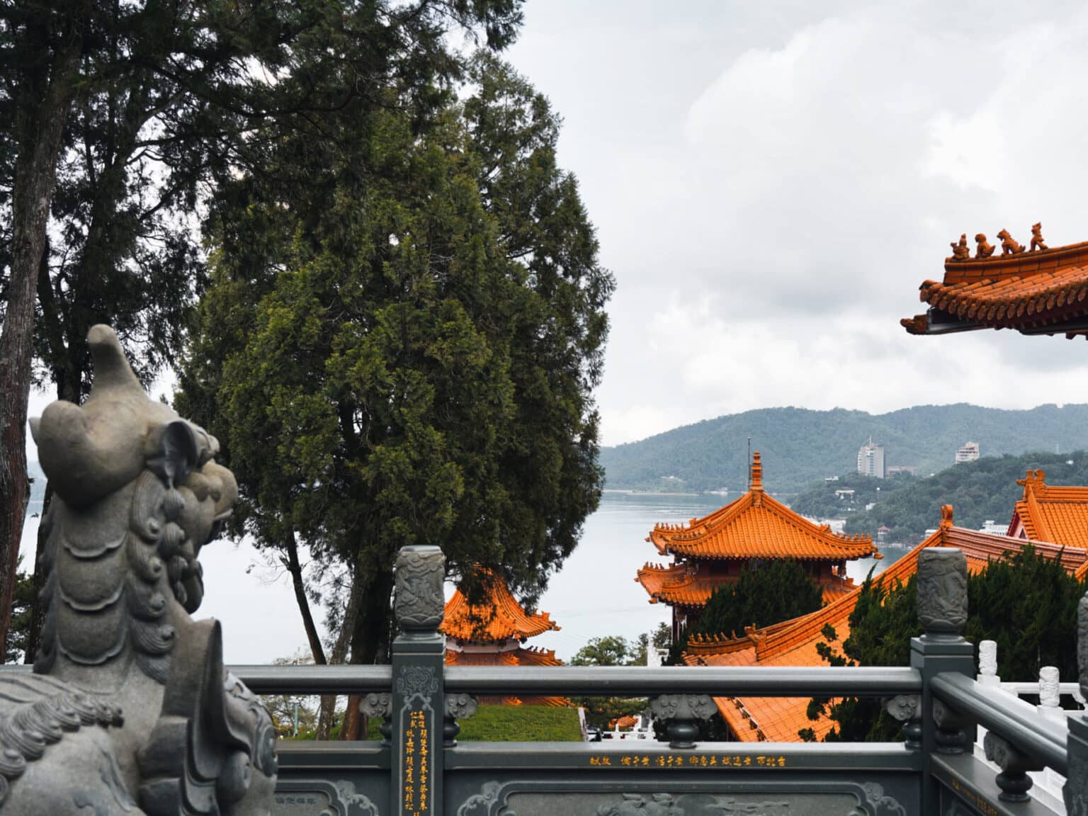 Blick über die Dächer des Wenwu-Tempels in Taiwan auf den Sun Moon Lake.