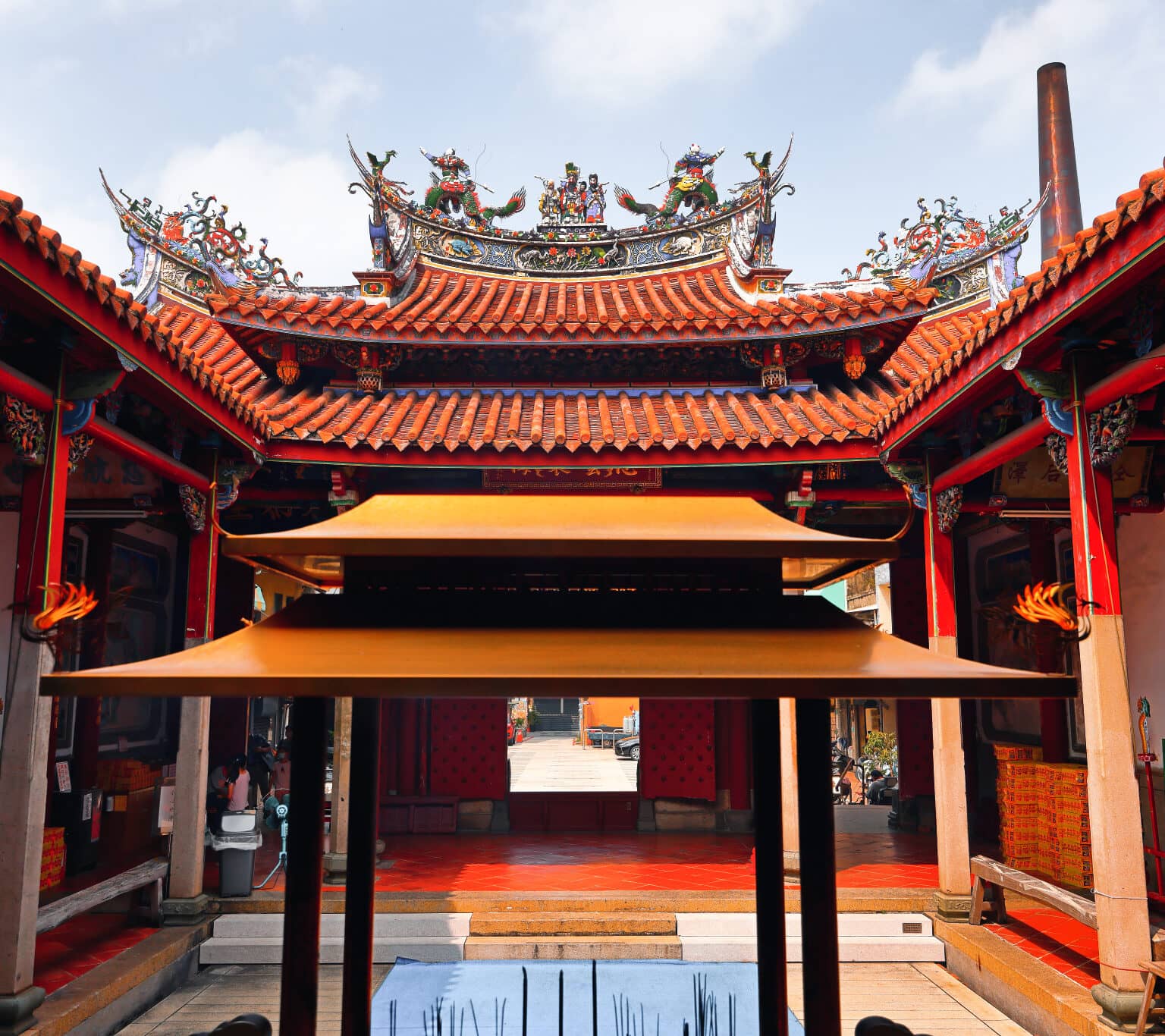 Der Innenhof des Mazu Tempels erleuchtet in bunten Farben