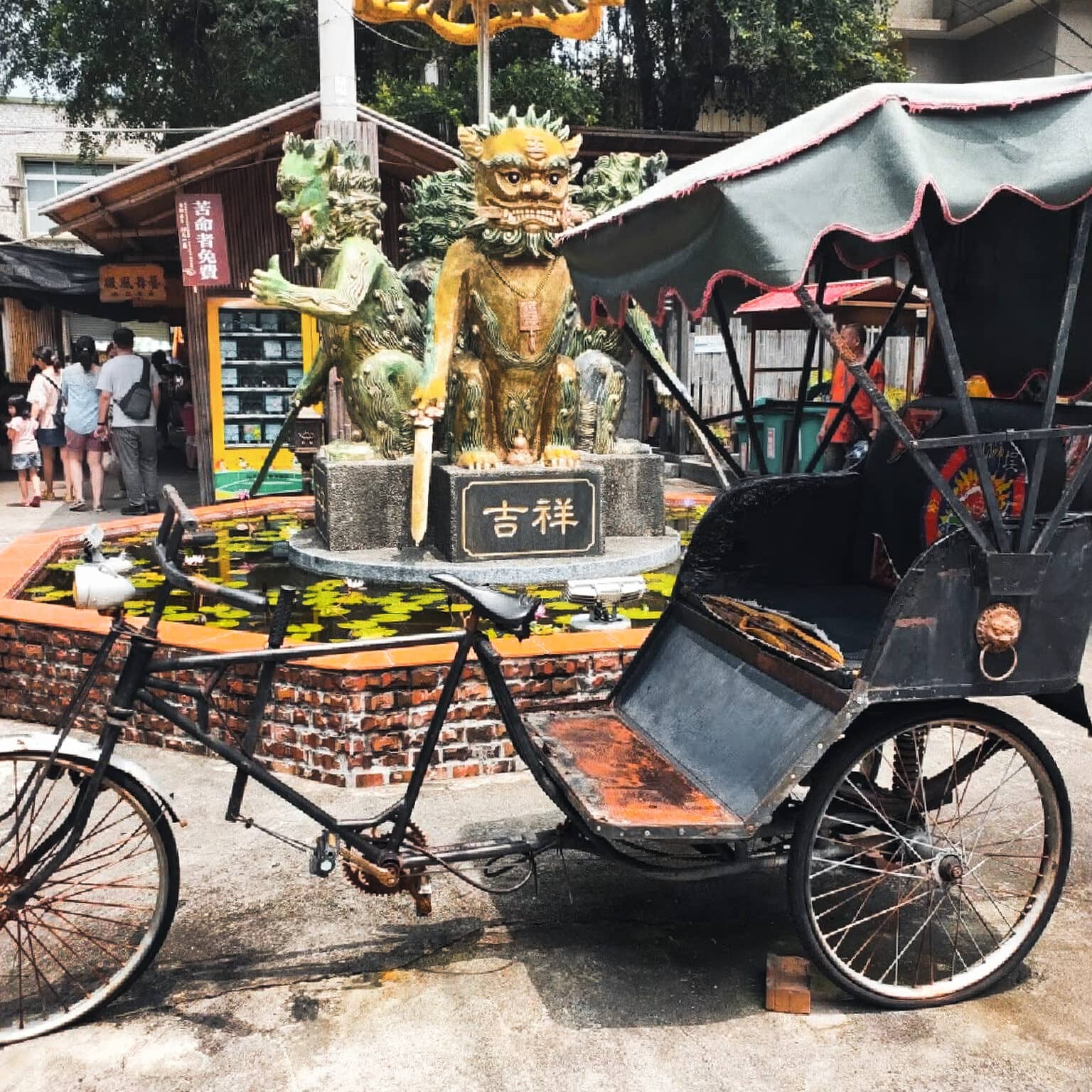 Ein altes Pritschenfahrrad steht inmitten einer historischen Straße.