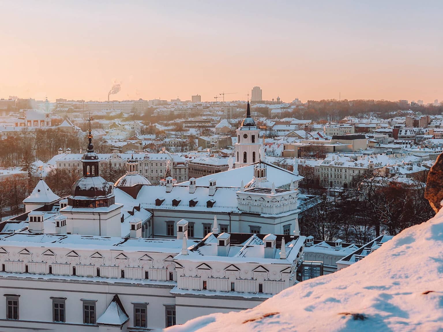 Das Panorama von Vilnius im Abendrot vom Gediminas-Turm.