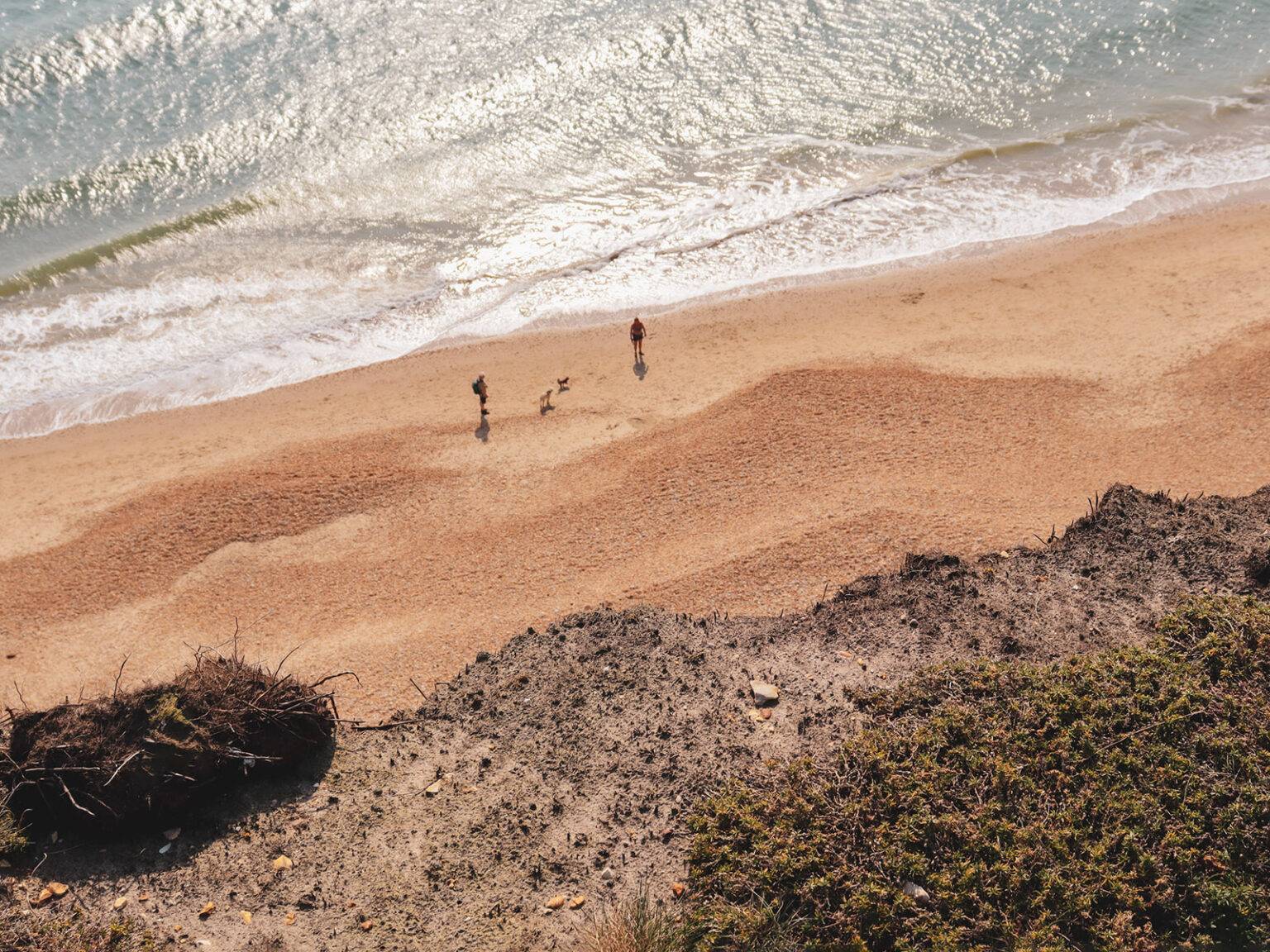 Blick vom Hengistbury Head auf den Strand und das Meer in Südengland.
