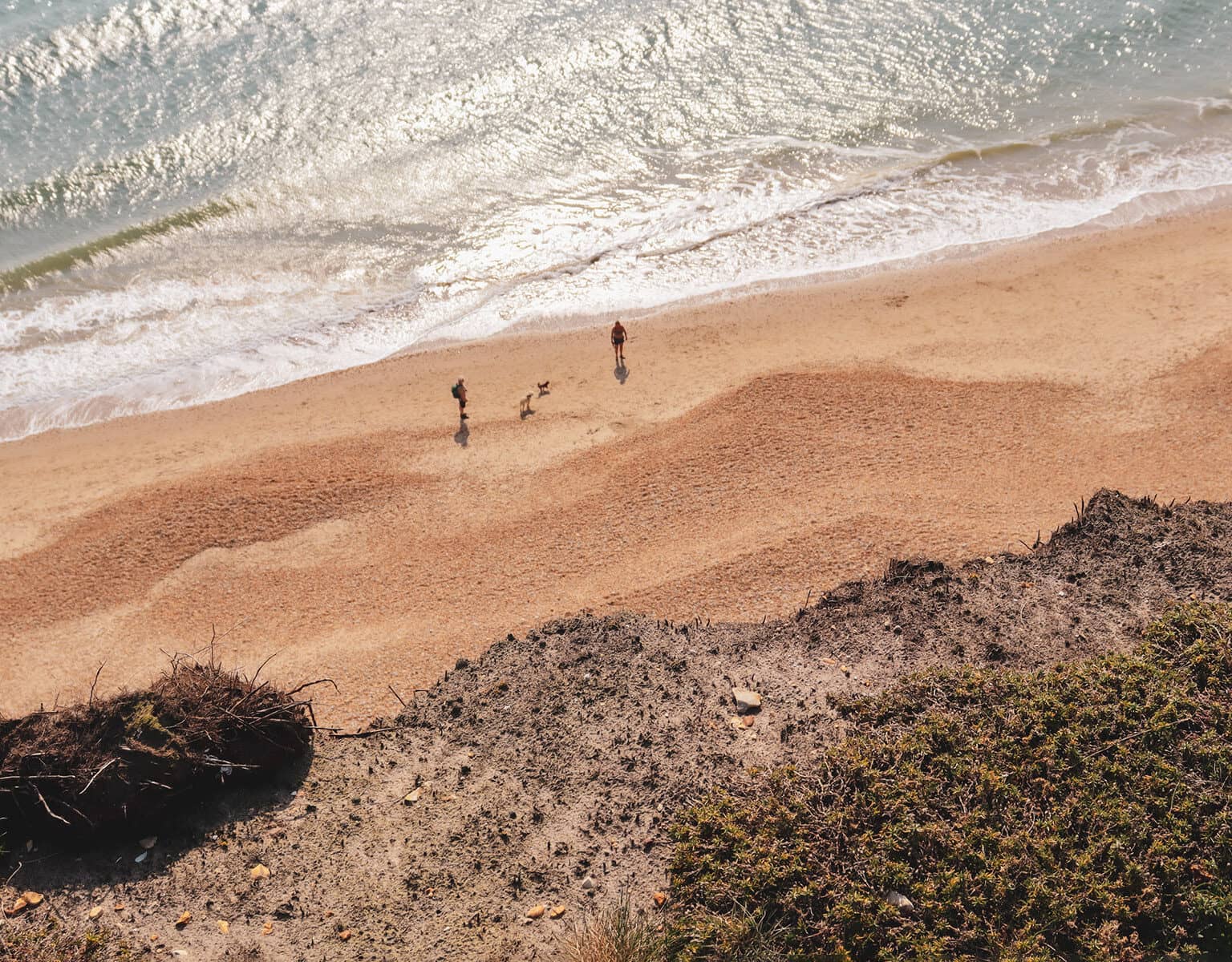 Blick vom Hengistbury Head auf den Strand und das Meer in Südengland.