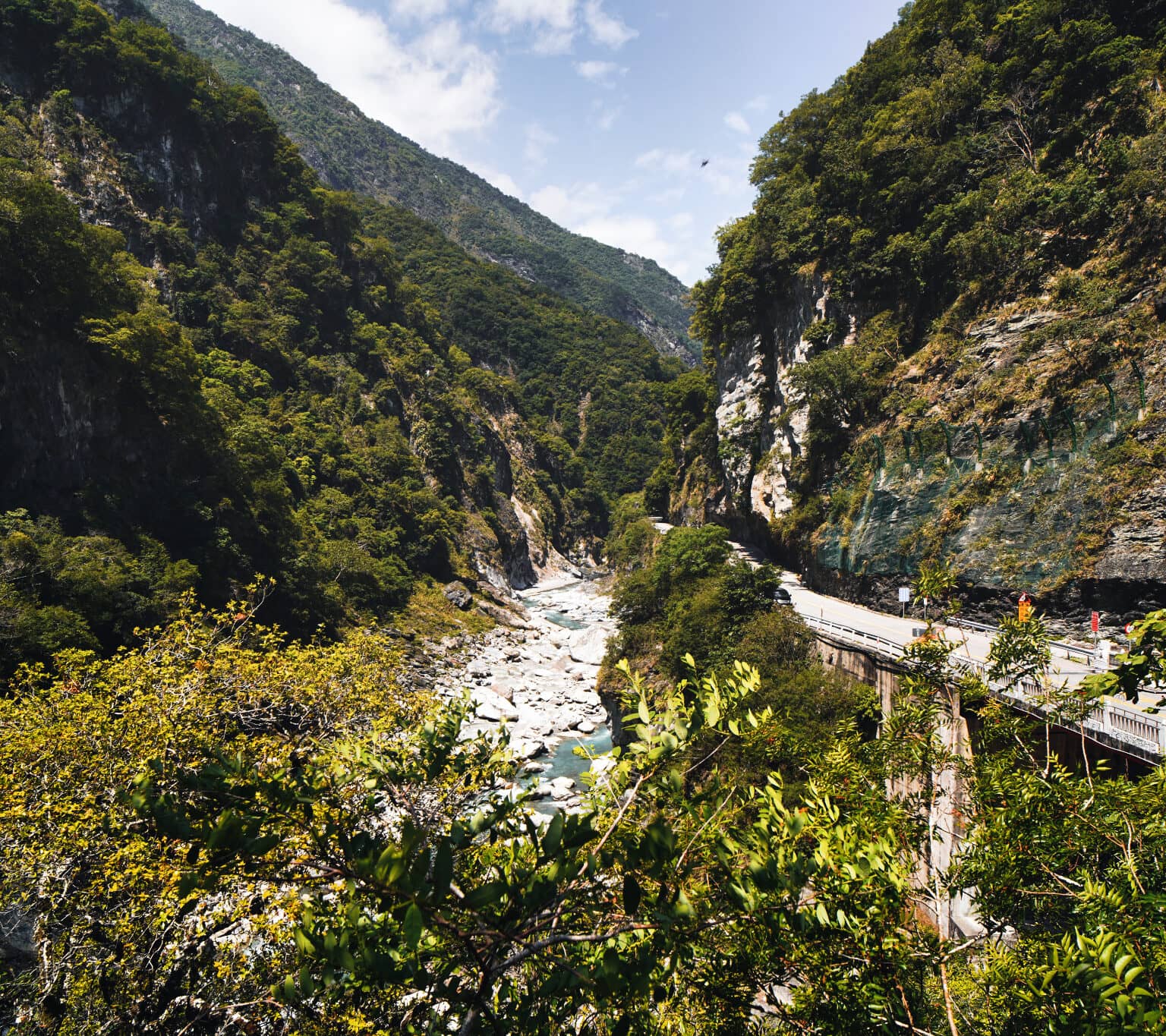 Begrünte Felswände und ein Fluss im Taroko Nationalpark in Taiwan.