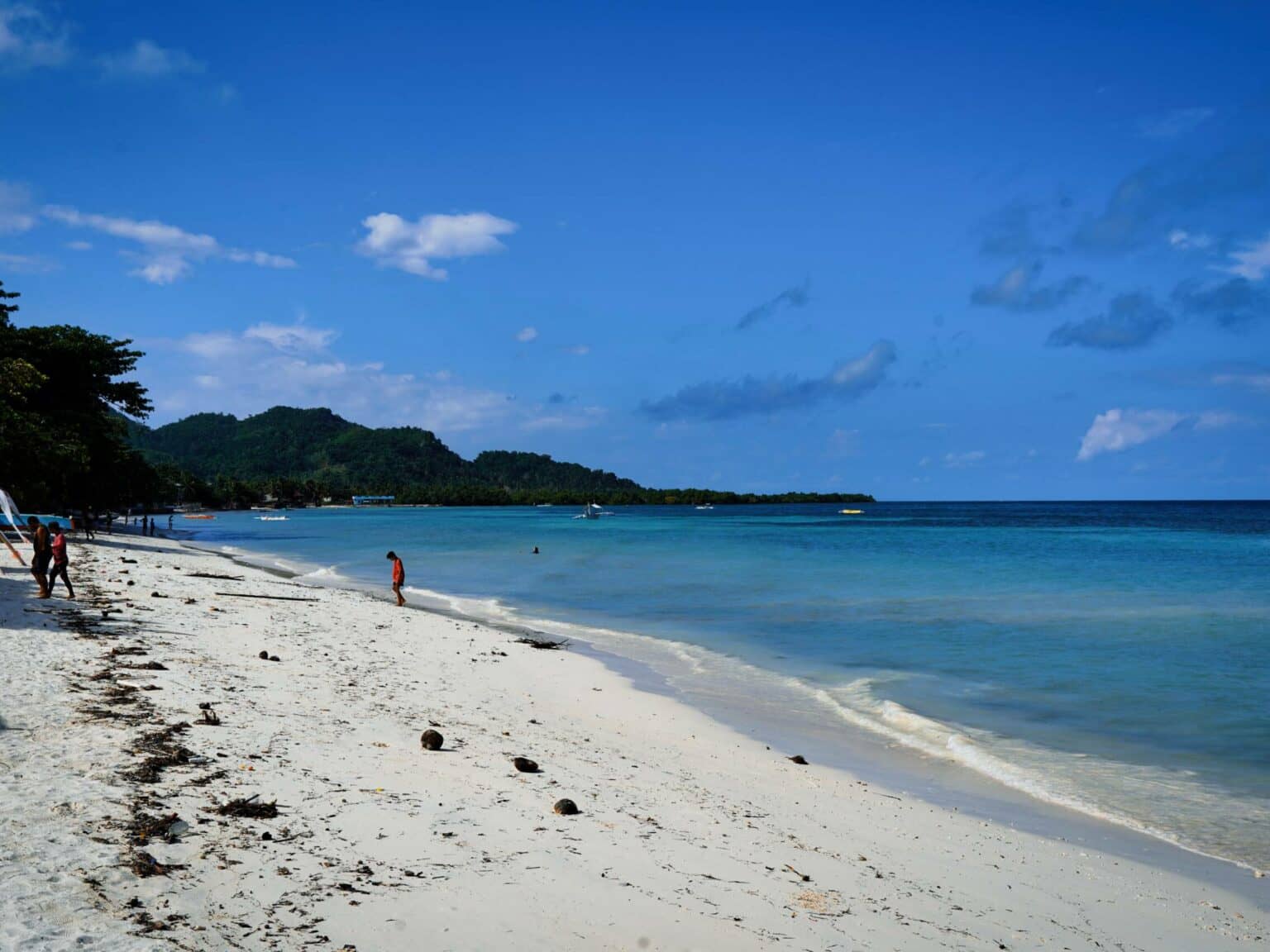 Ein schöner Sandstrand mit blauem Meer und blauem Himmel auf Bohol.