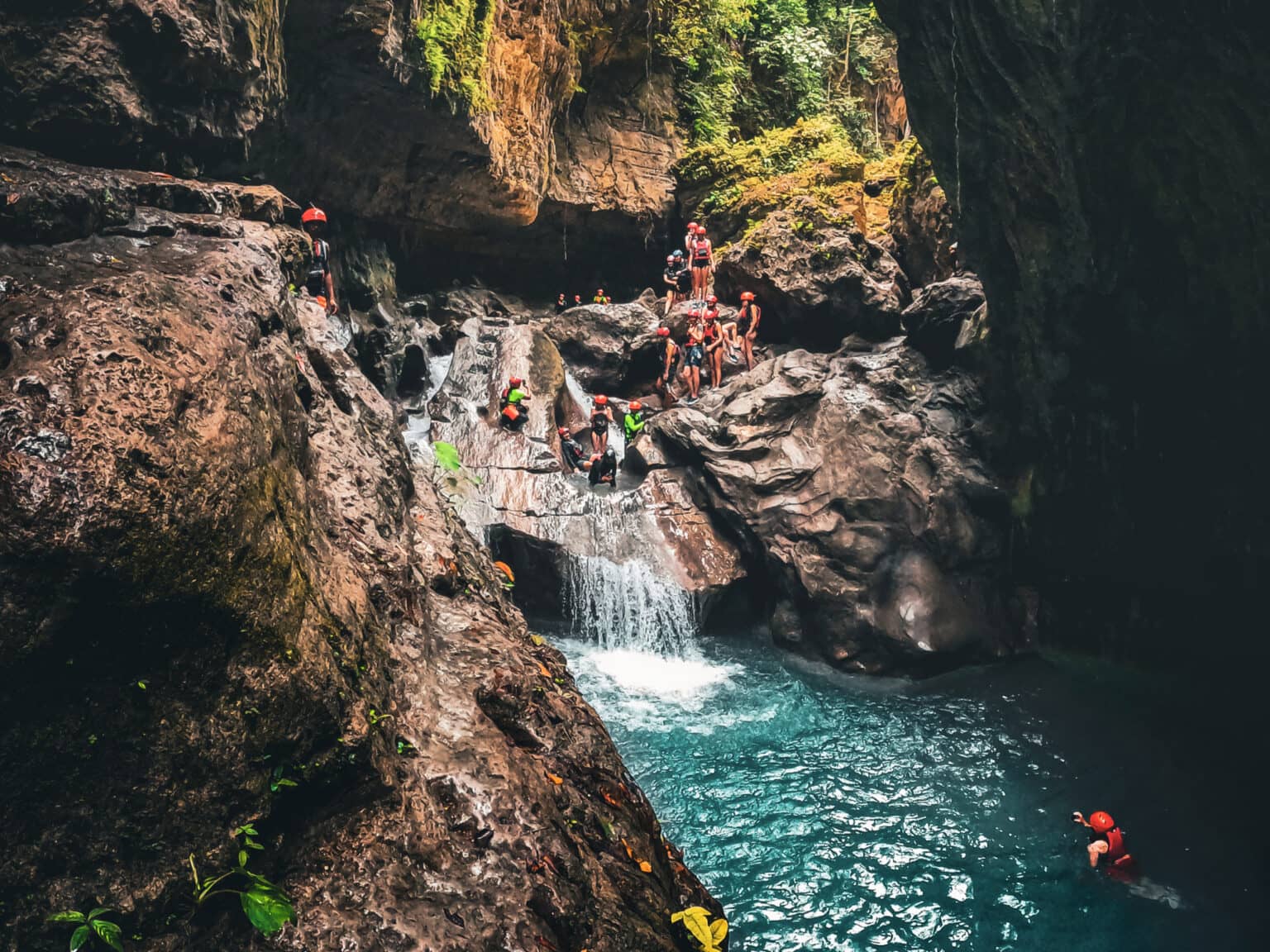 Nervenkitzel pur für alle Abenteurer: Canyoning in der Kawasan Schlucht.