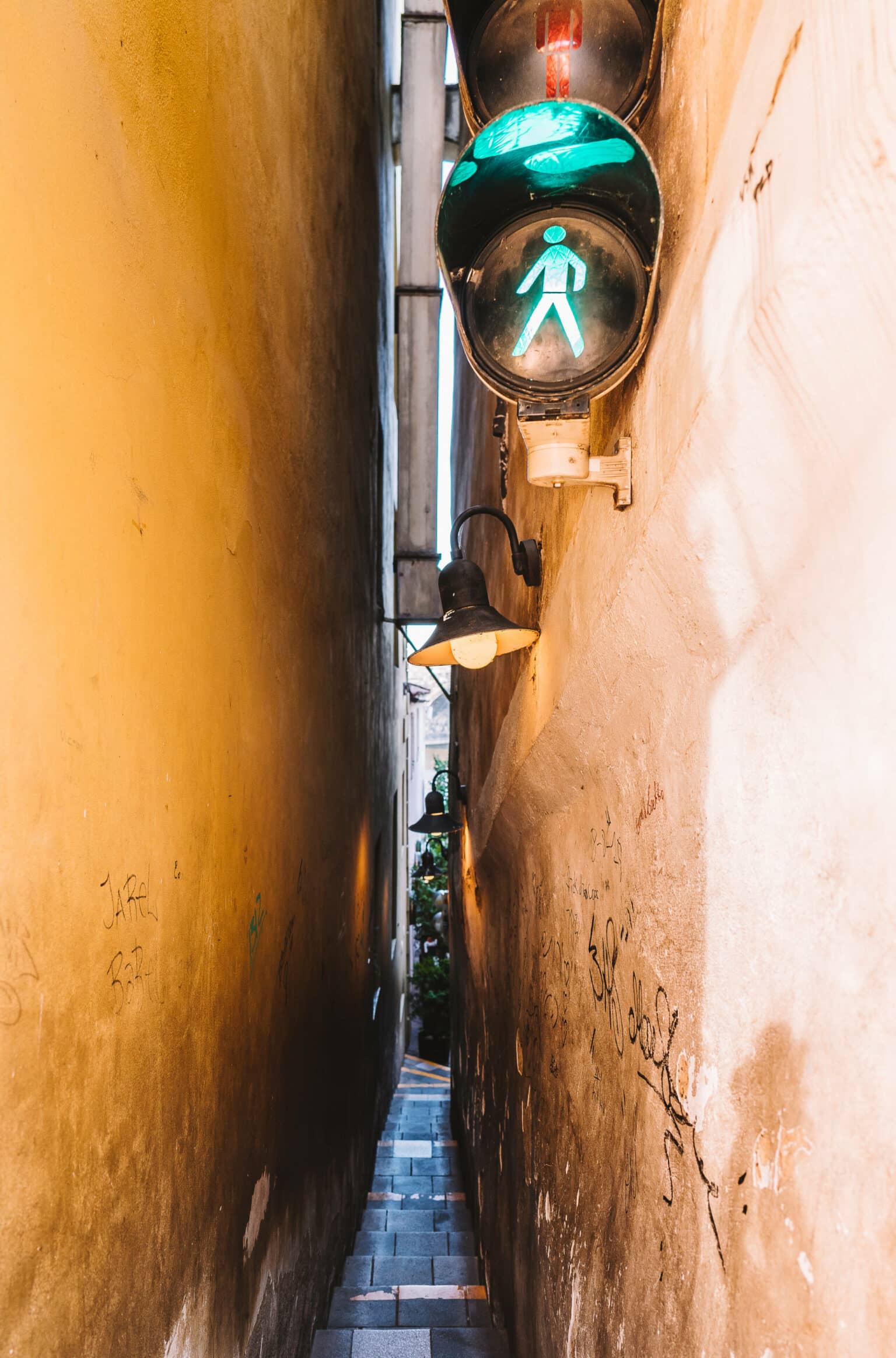 In der engsten Gasse der Stadt regelt eine Ampel den „Verkehr“.