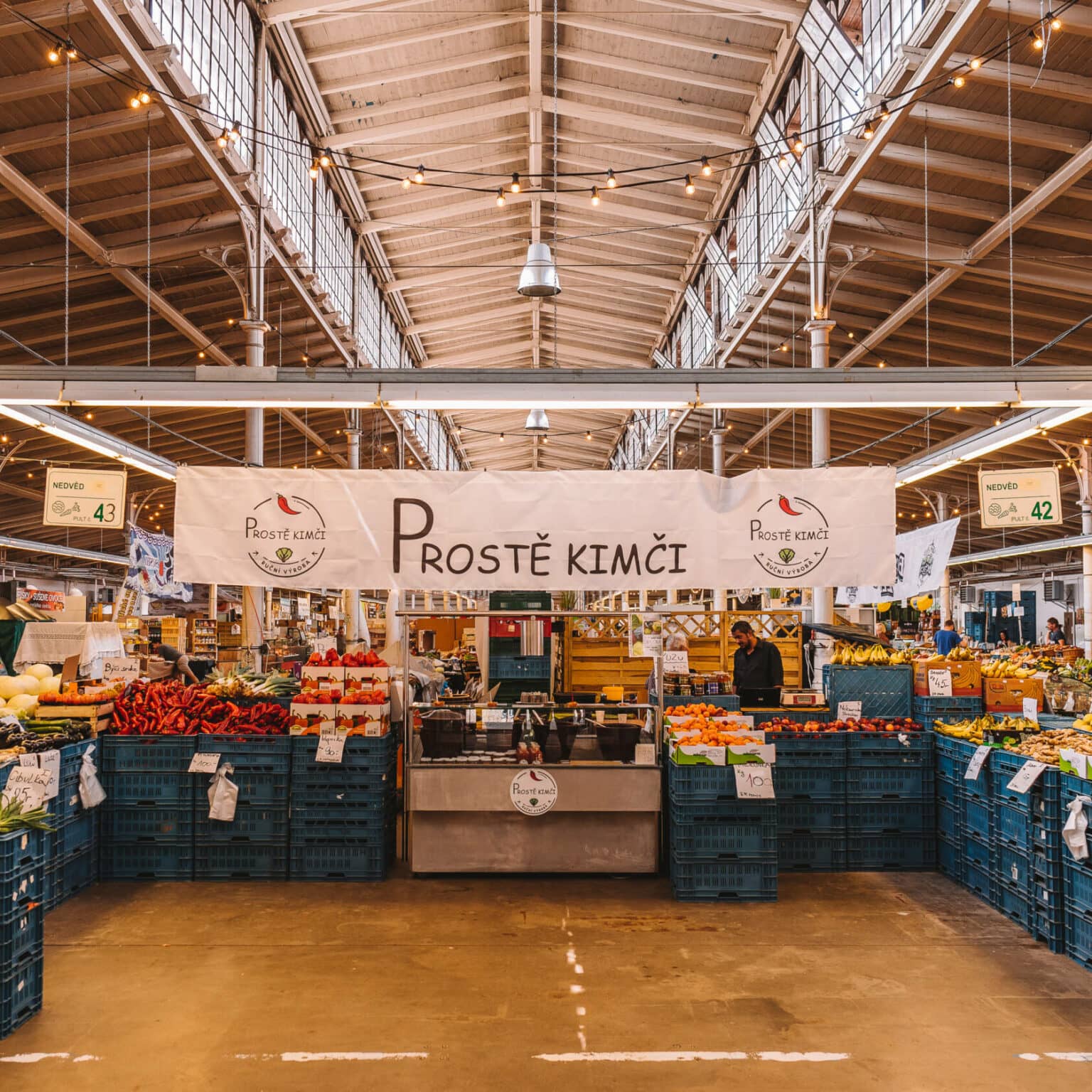 Die Markthalle des Havelmarkt in Prag mit viel Obst und Gemüse.