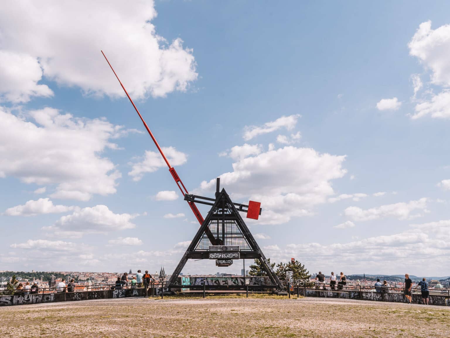 Das Metronom im Letná Park über den Dächern von Prag.