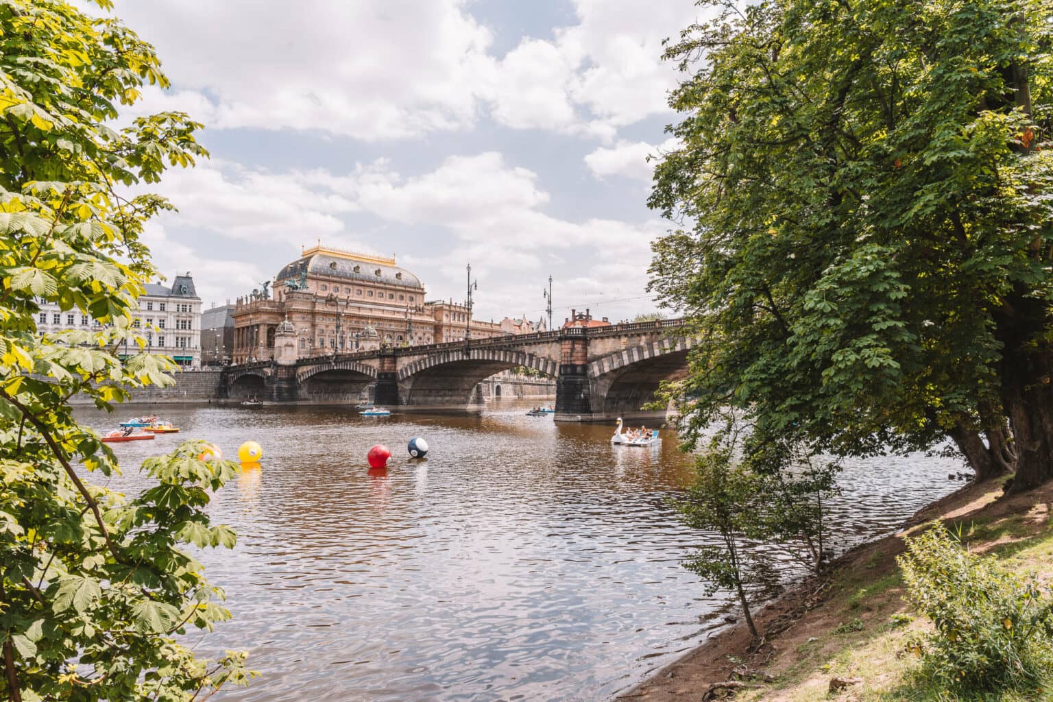 Besonders im Sommer ist Prag märchenhaft schön.