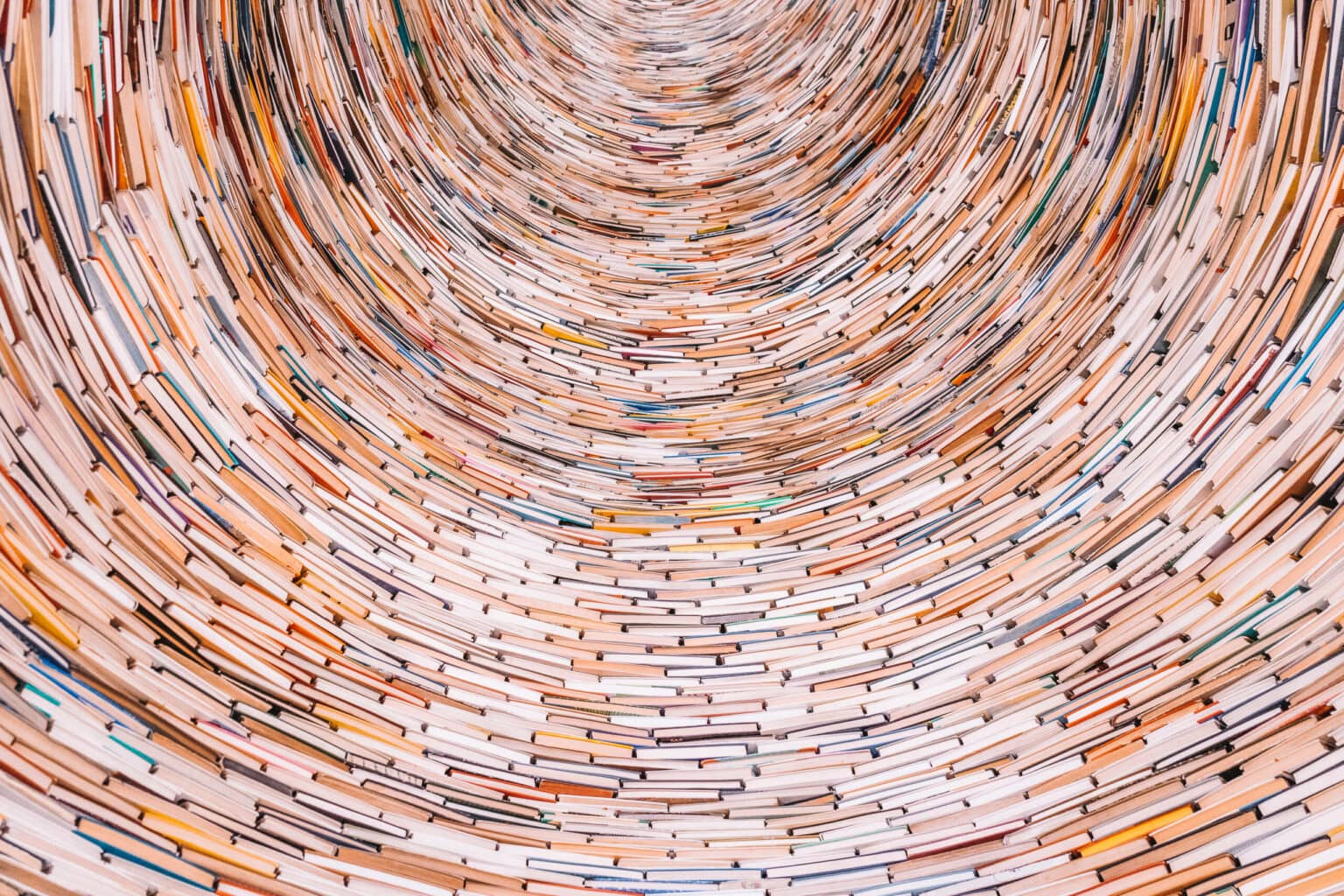 Coole Idee & Insidertipp: der Bücherturm in der Stadtbibliothek.