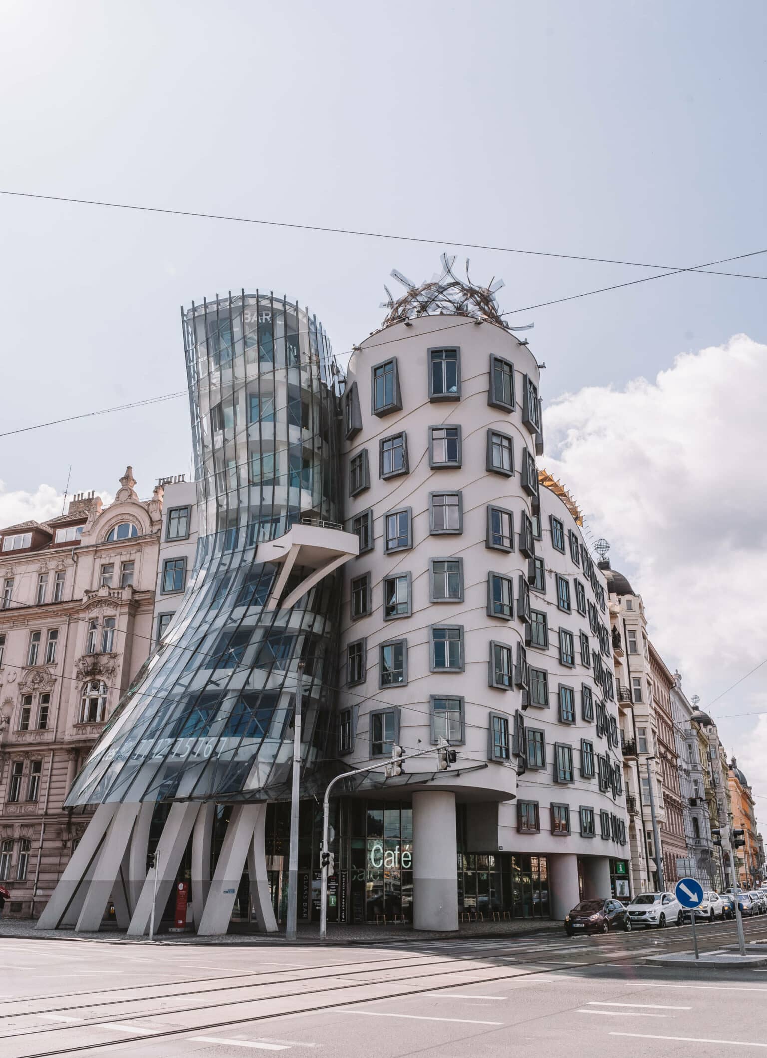 Das Tanzende Haus mit der coolen Glass Bar auf dem Dach.
