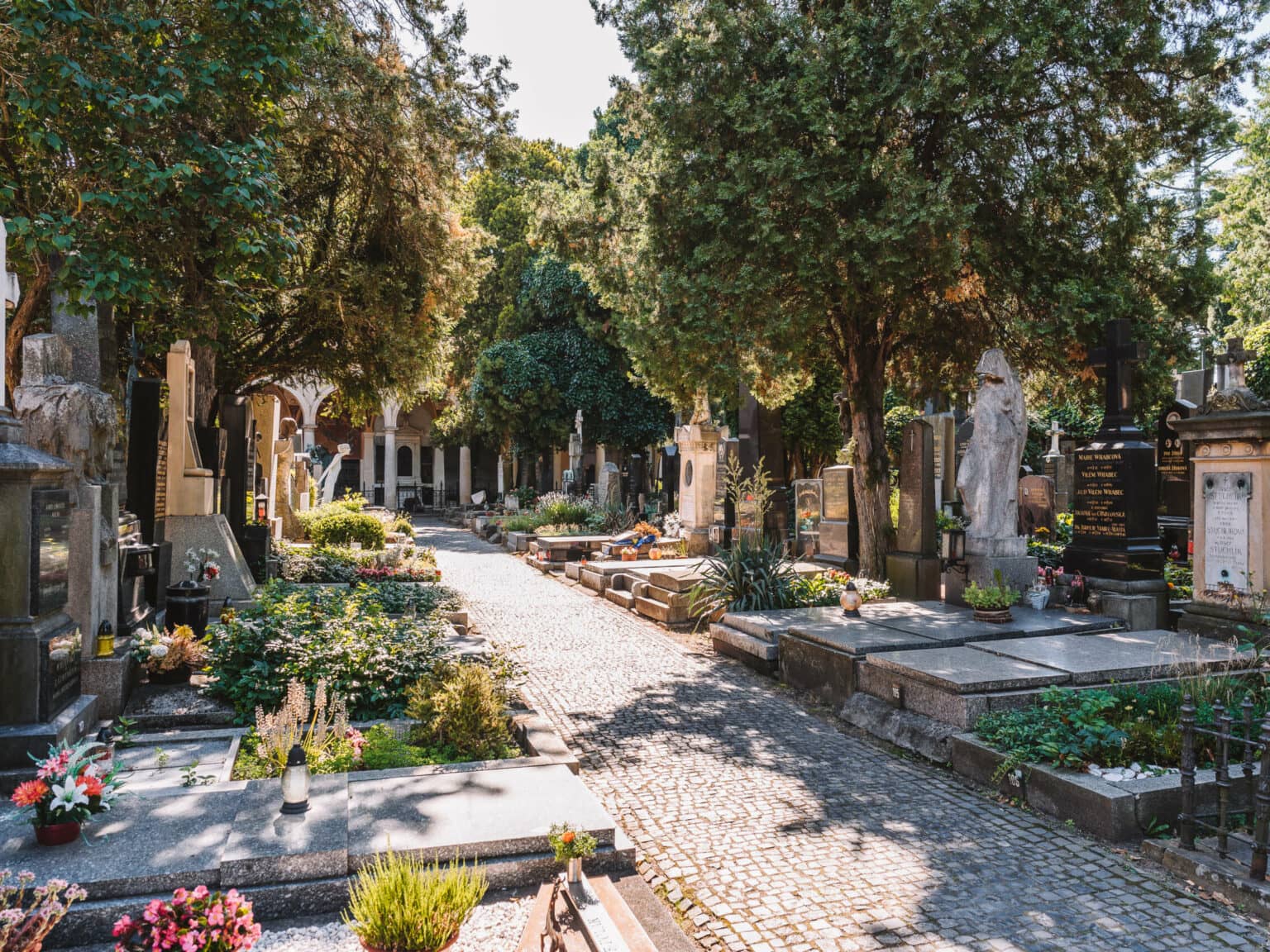Der Vysehrad Friedhof in Prag mit prunkvollen Gräbern.