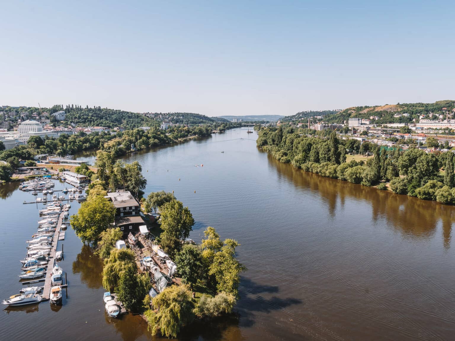 Blick von der Vysehrad Burg auf die Moldau in Prag.