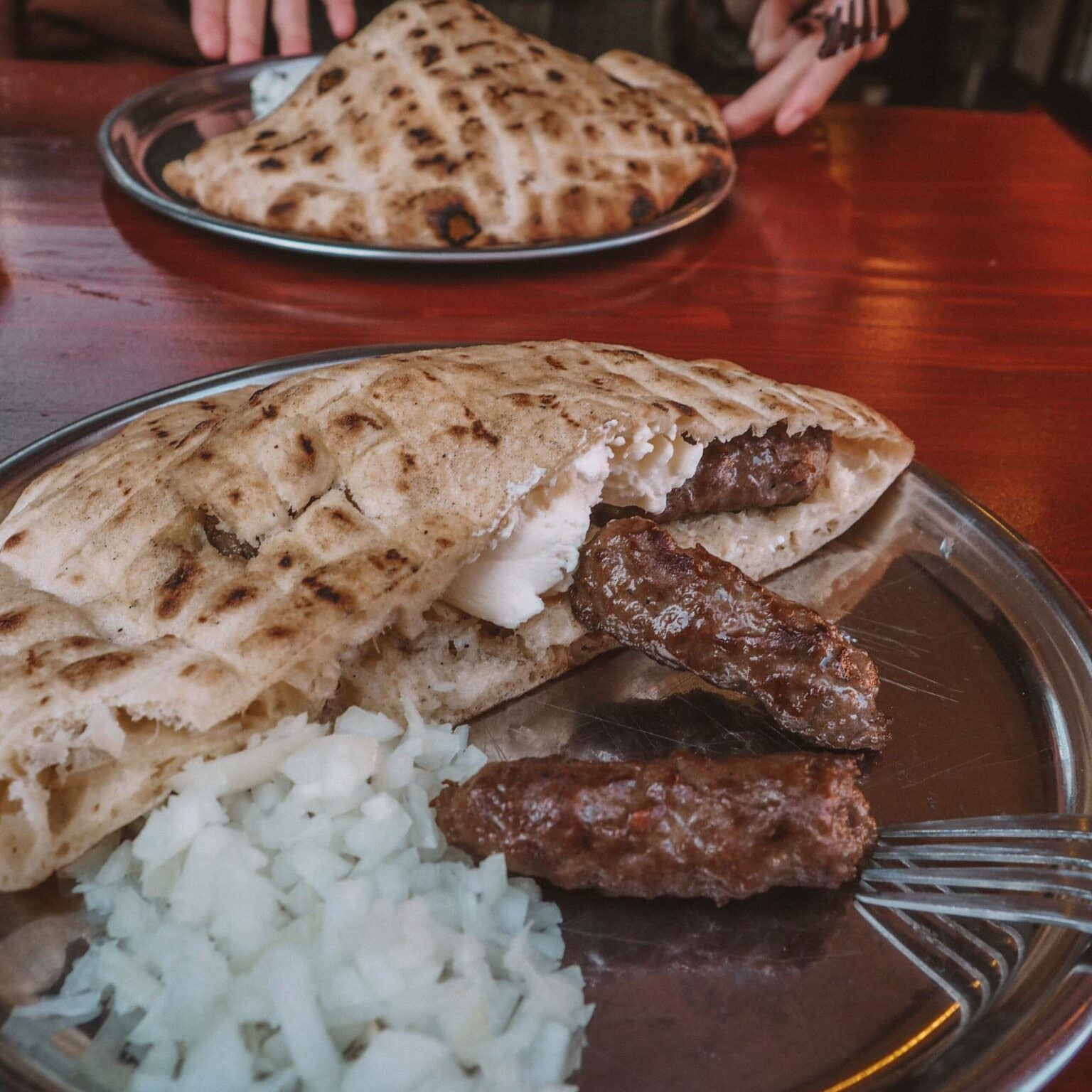 Das bosnische Nationalgericht Ćevapčići im Restaurant Ćevabdžinica Željo in Sarajevo.