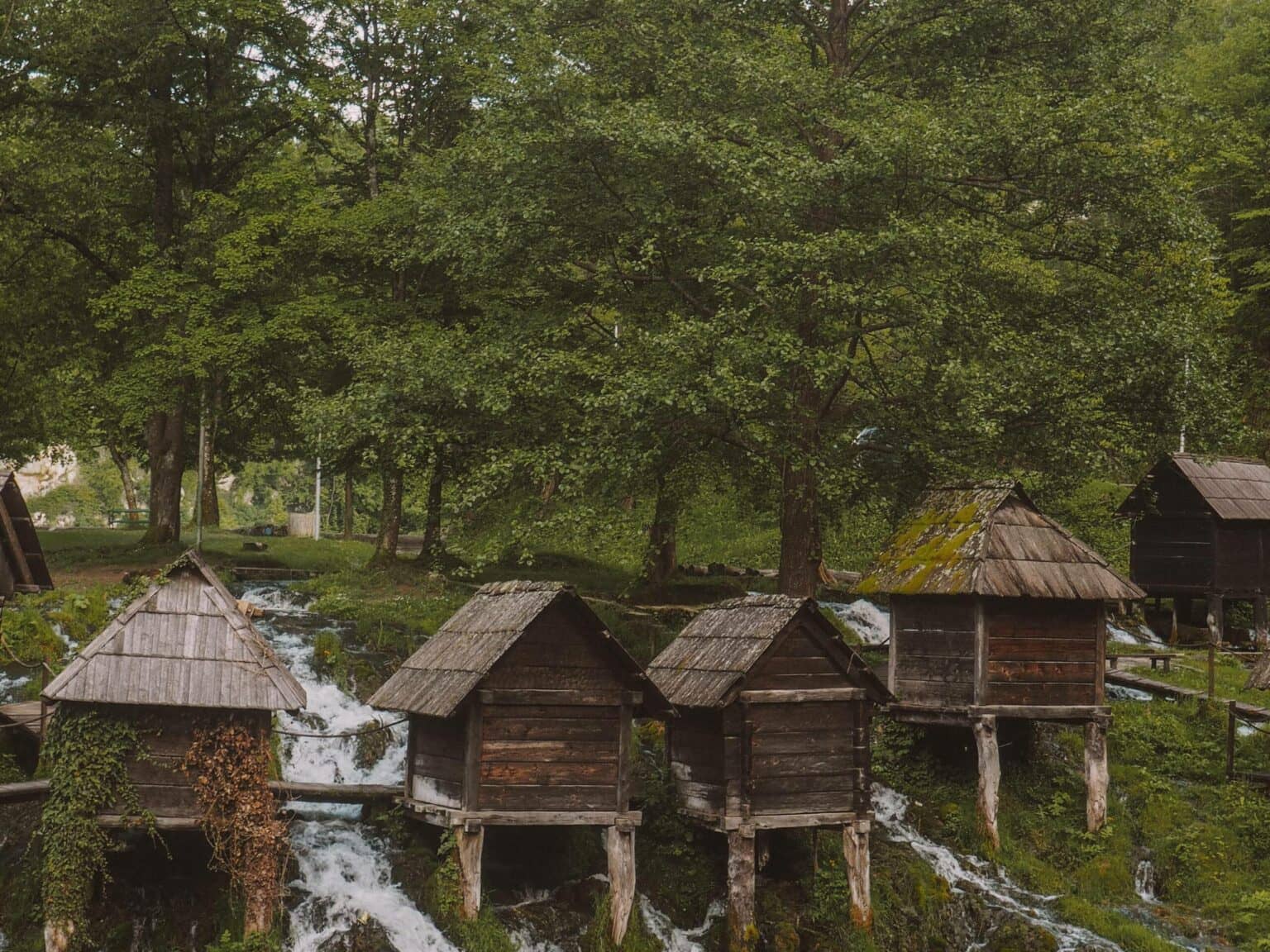 Die Wassermühlen von Mlinčići liegen in Bosnien herrlich im Grünen auf einem Hügel.