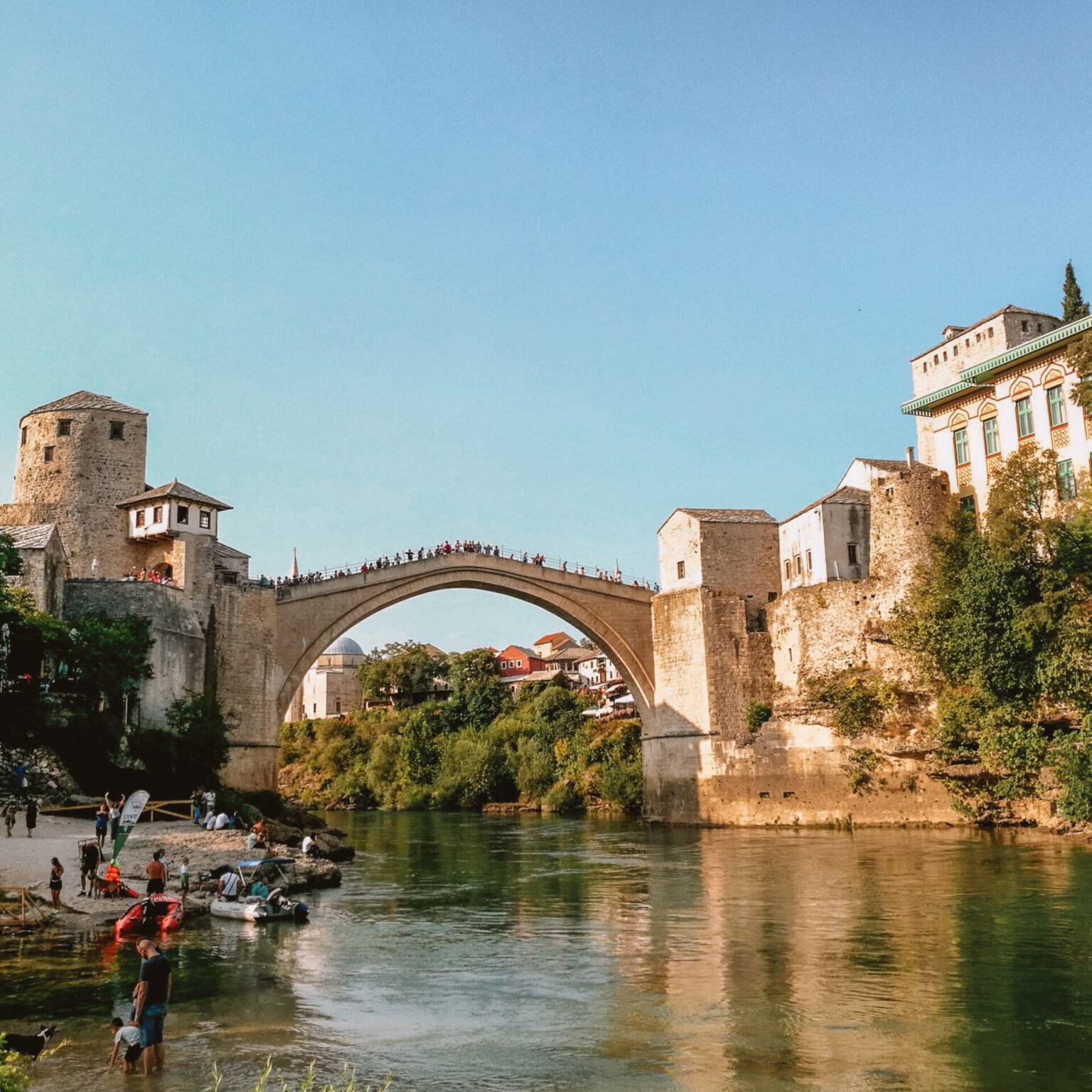 Die ikonische Brücke von Mostar, Stari Most, ist eine beliebte Sehenswürdigkeit in Bosnien und Herzegowina.
