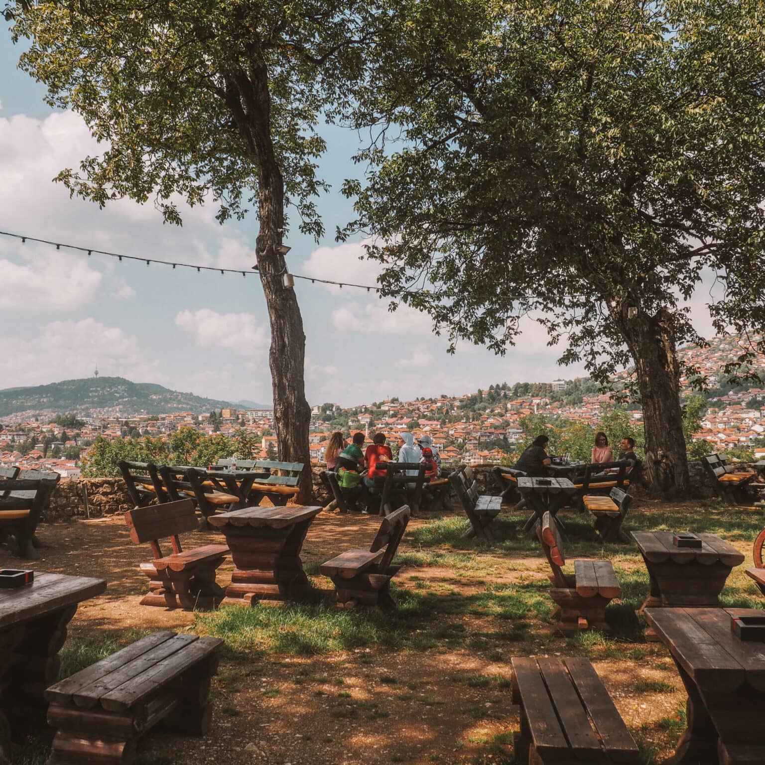 In der gelben Festung in Sarajevo laden Sitzgelegenheiten ein, zu verweilen und den Ausblick zu genießen.